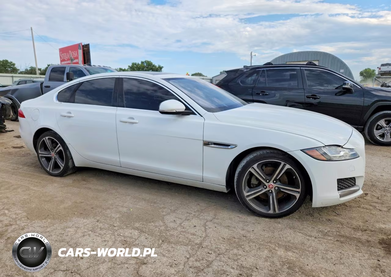 2017 Jaguar Xf Premium VIN:SAJBJ4BNXHCY42586 - 4
