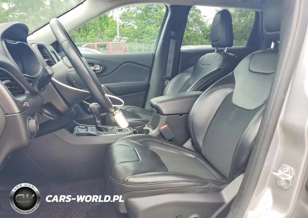 2019 Jeep Cherokee Latitude Plus VIN:1C4PJLLBXKD265644 - 7