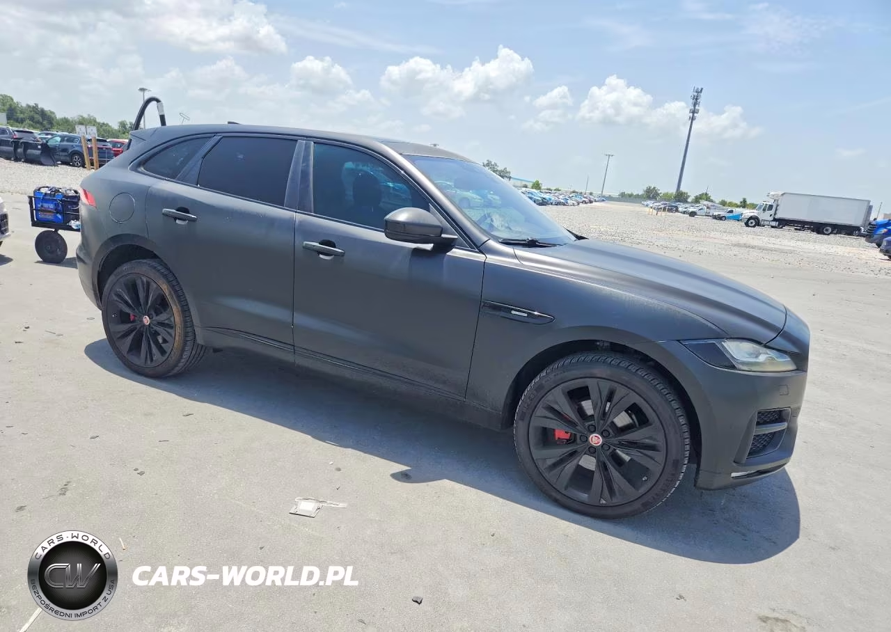 2017 Jaguar F-Pace R - Sport VIN:SADCL2BV1HA061991 - 4