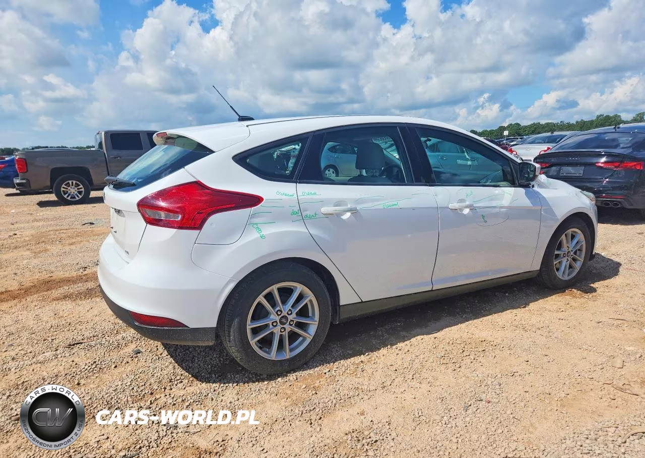 2018 Ford Focus Se VIN:1FADP3K21JL231976 - 3