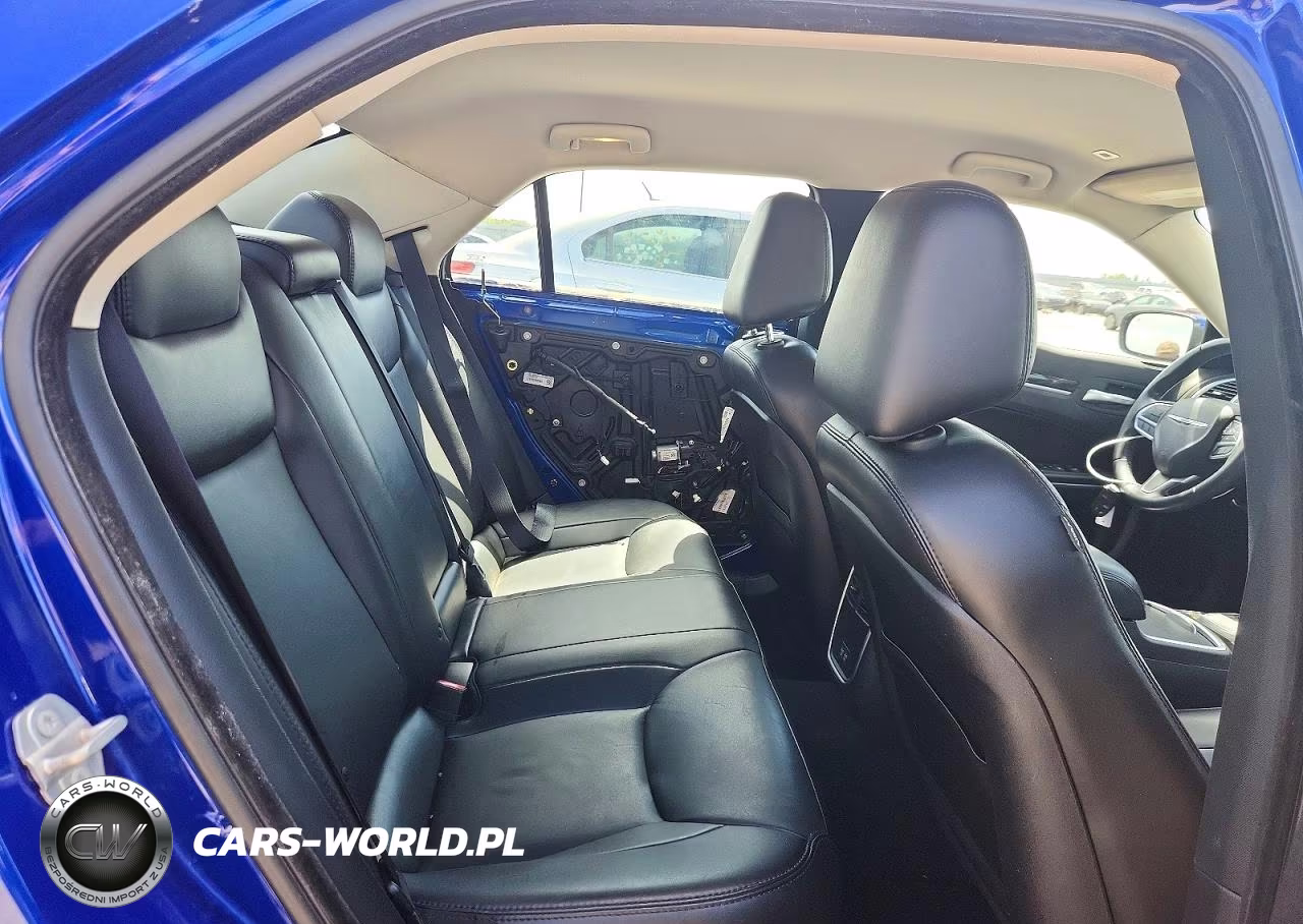 2019 Chrysler 300 Touring VIN:2C3CCAAG1KH517204 - 10