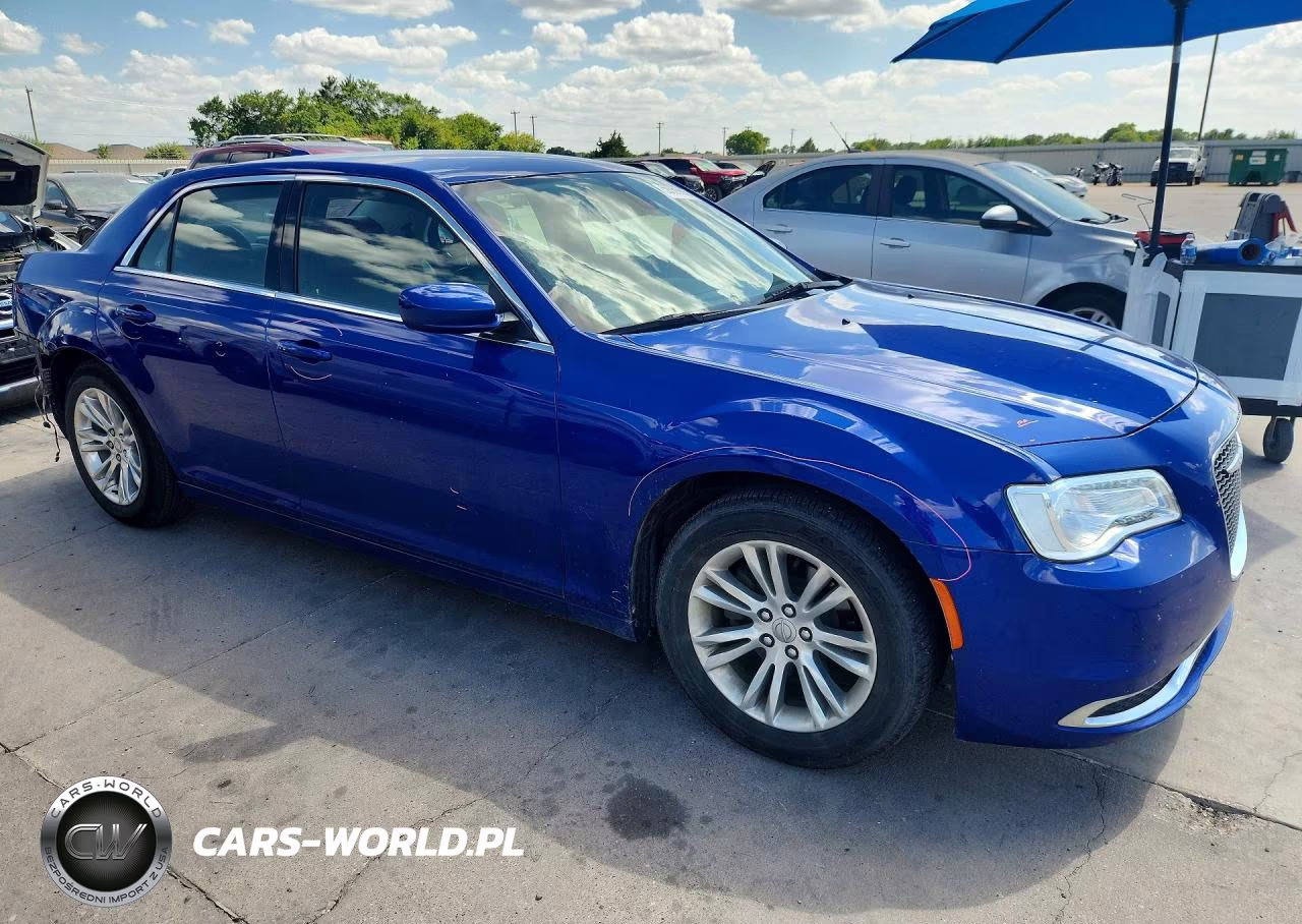 2019 Chrysler 300 Touring VIN:2C3CCAAG1KH517204 - 4