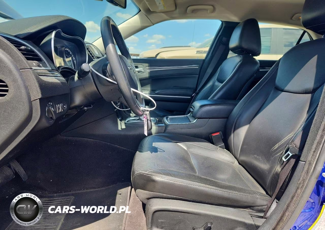 2019 Chrysler 300 Touring VIN:2C3CCAAG1KH517204 - 7