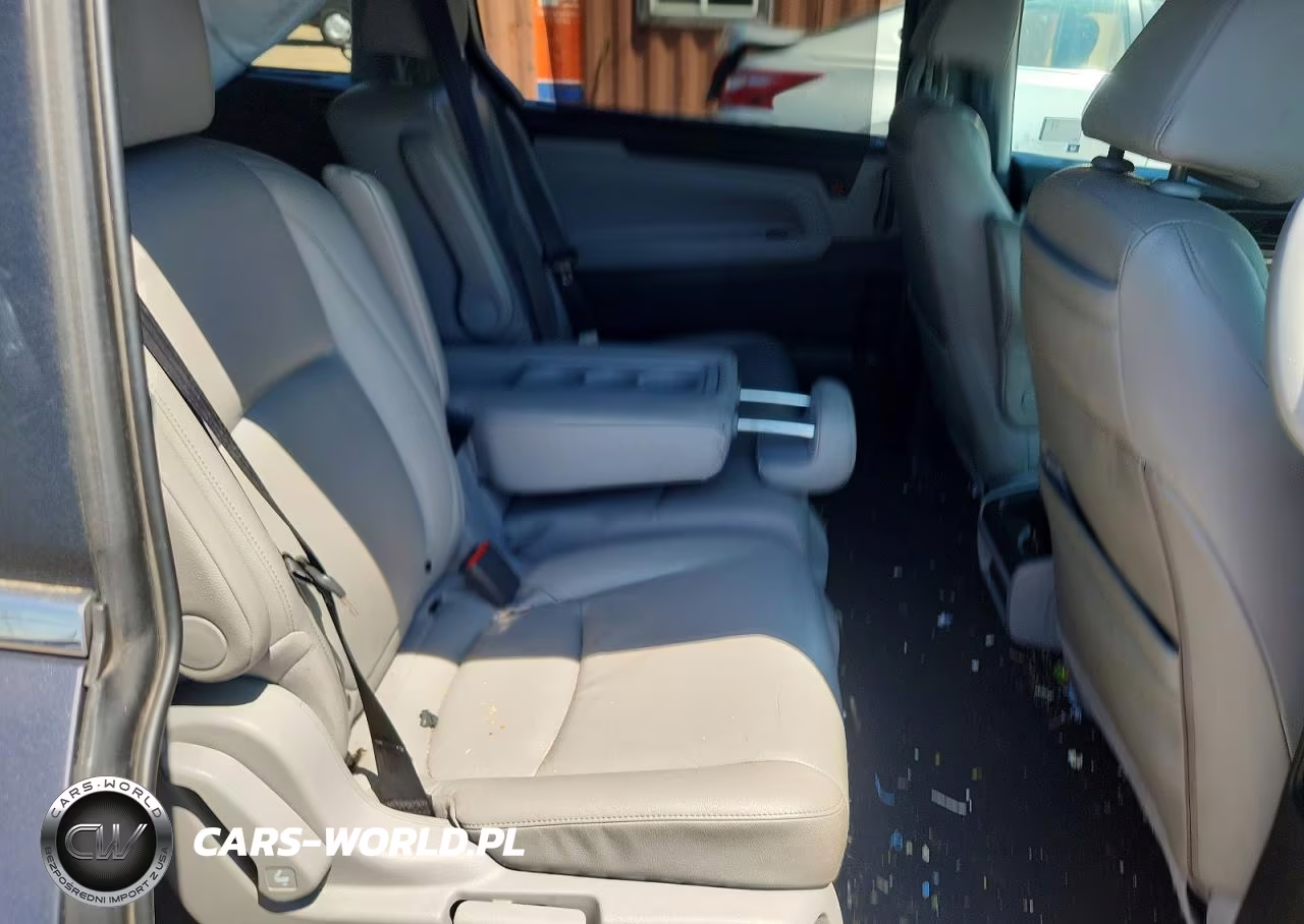 2018 Honda Odyssey Touring VIN:5FNRL6H83JB021942 - 10