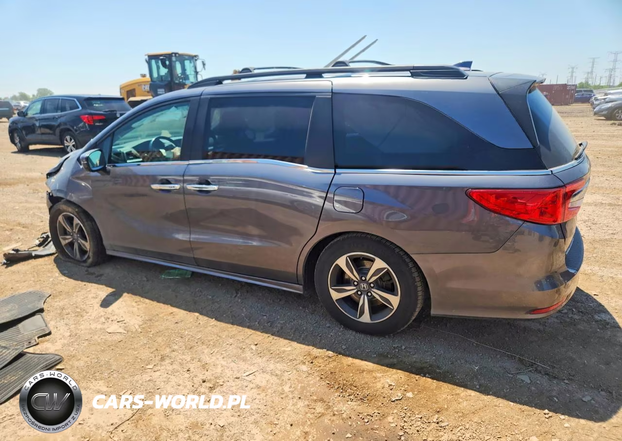 2018 Honda Odyssey Touring VIN:5FNRL6H83JB021942 - 2