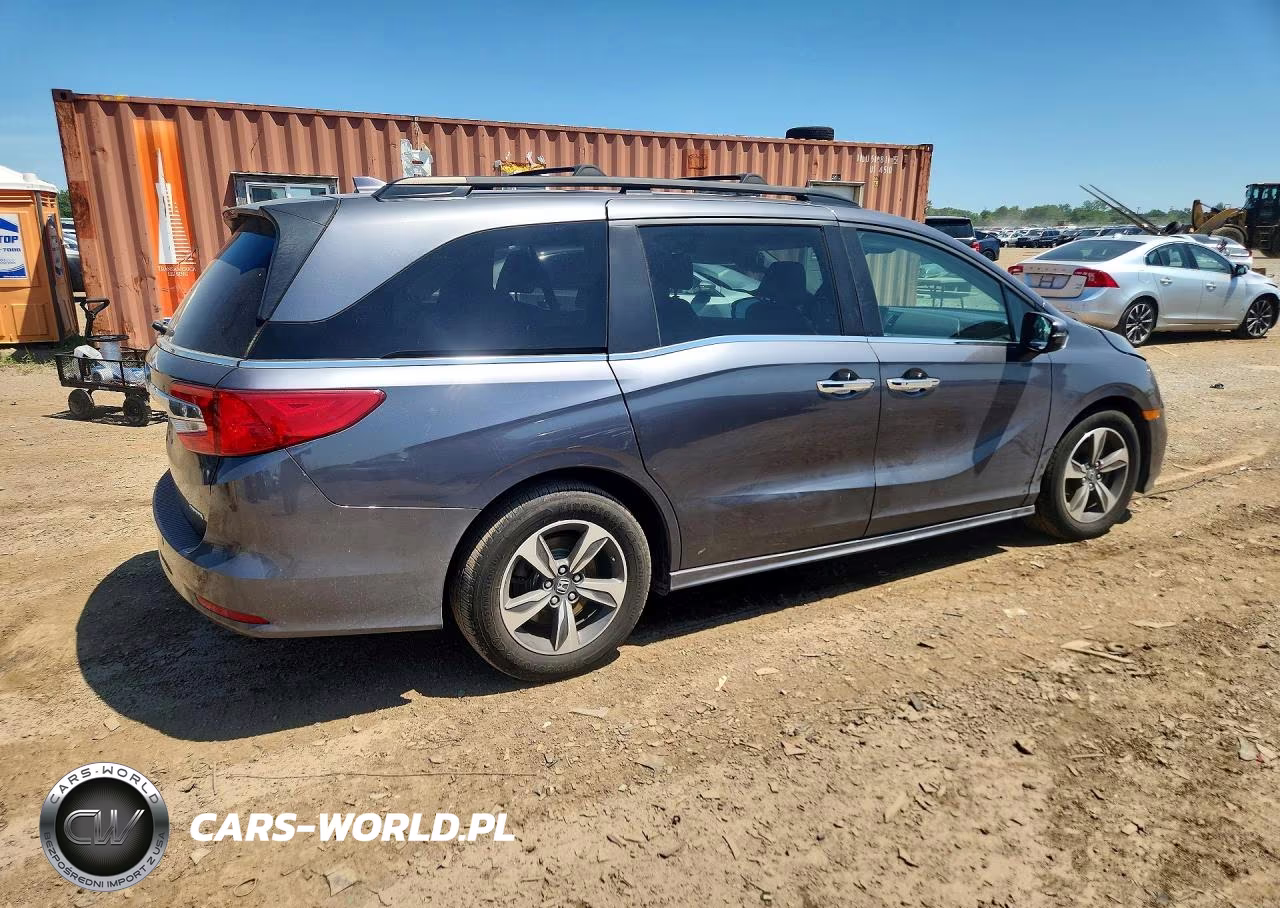 2018 Honda Odyssey Touring VIN:5FNRL6H83JB021942 - 3