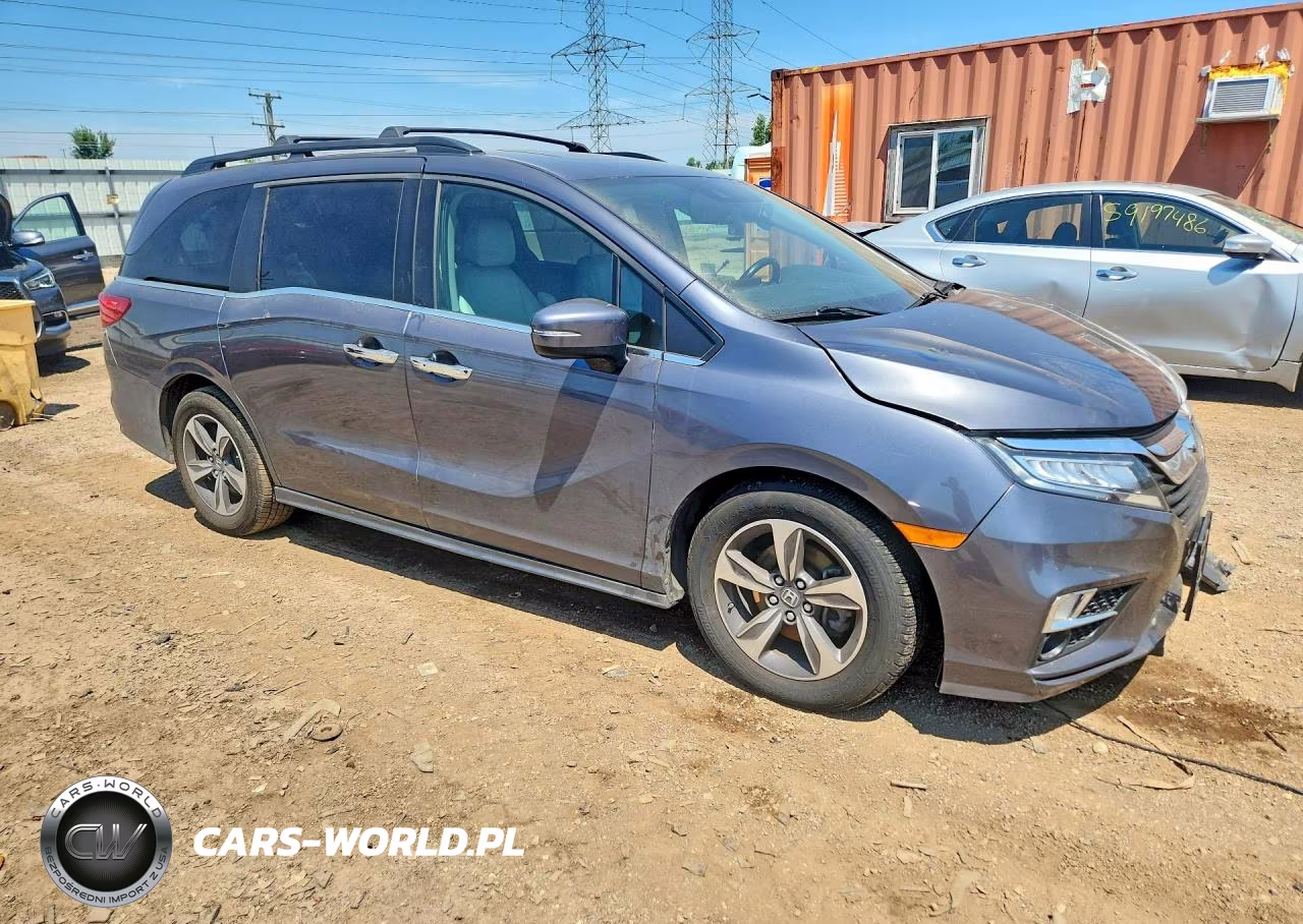 2018 Honda Odyssey Touring VIN:5FNRL6H83JB021942 - 4