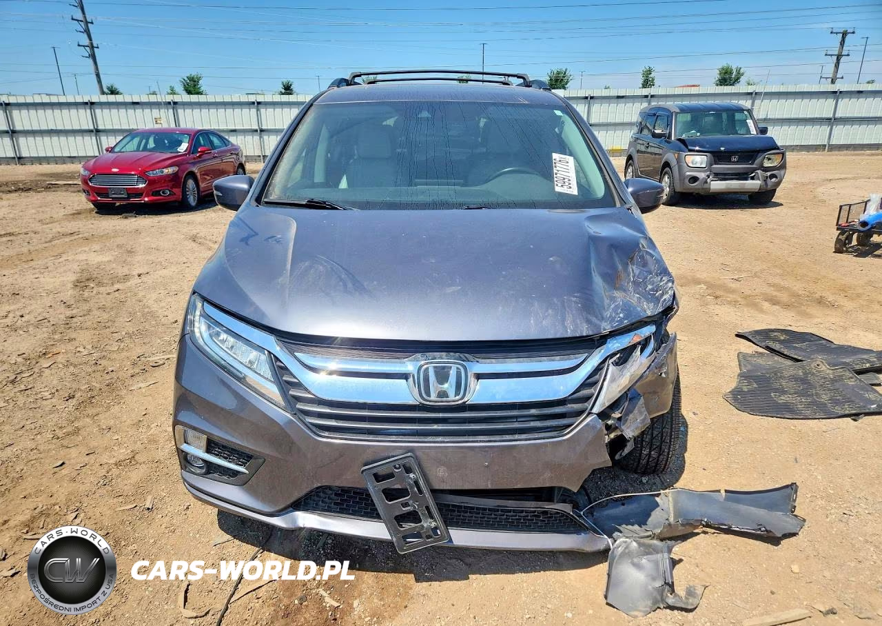 2018 Honda Odyssey Touring VIN:5FNRL6H83JB021942 - 5