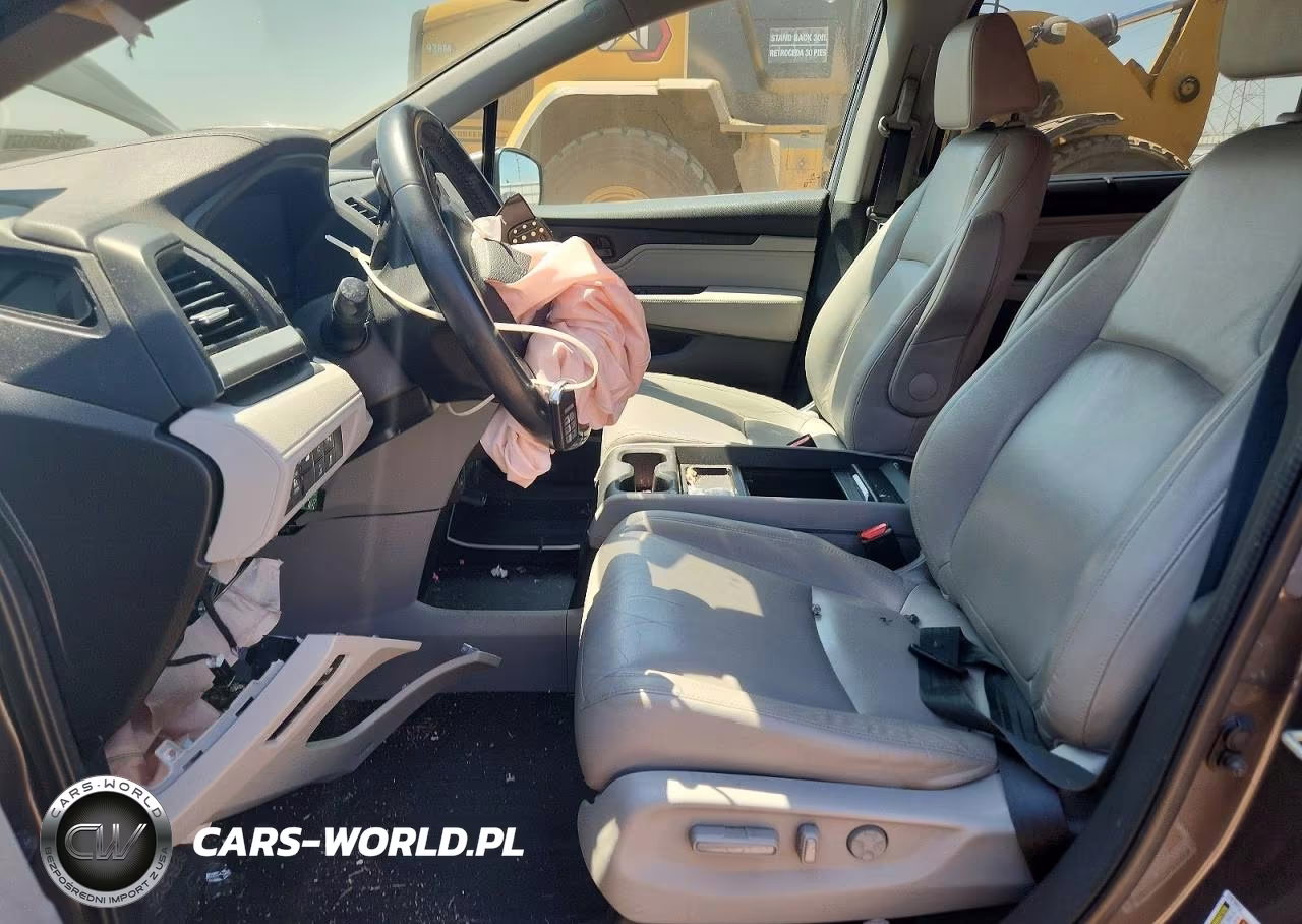 2018 Honda Odyssey Touring VIN:5FNRL6H83JB021942 - 7