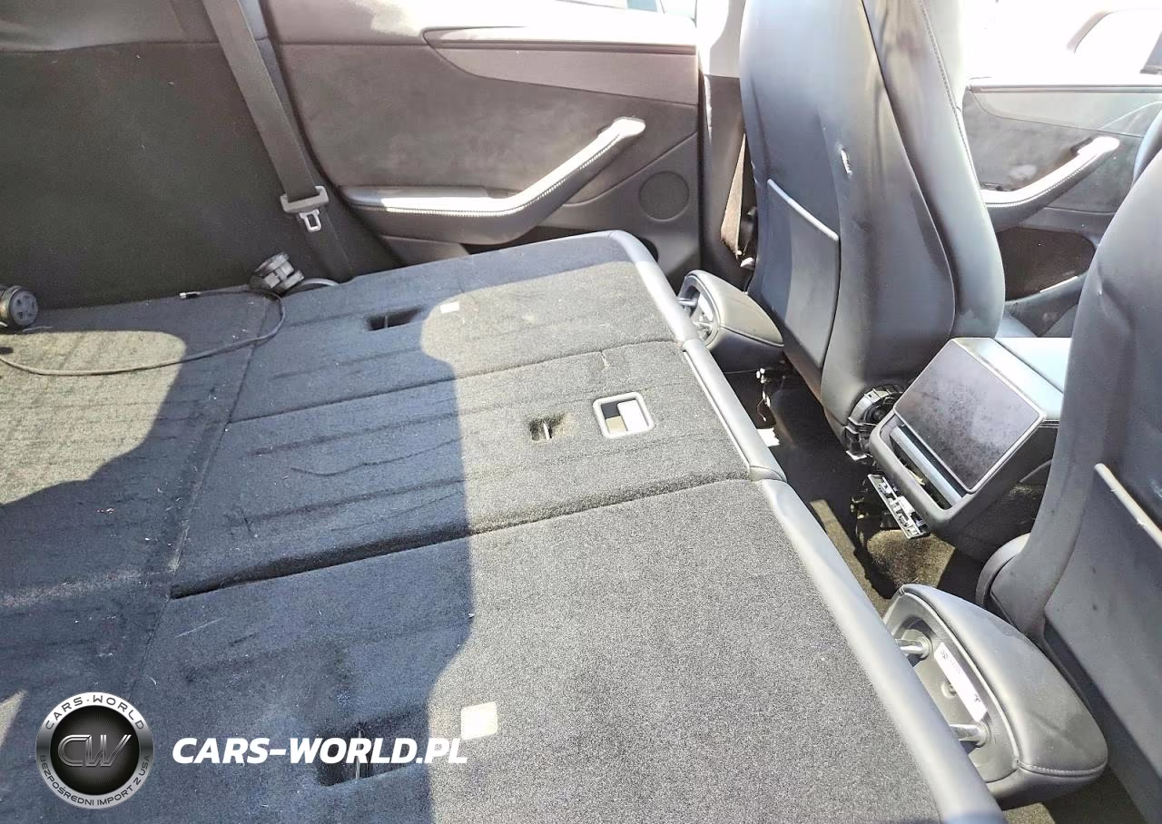 2026 Tesla Model Y VIN:7SAYGDEE5TF330493 - 10