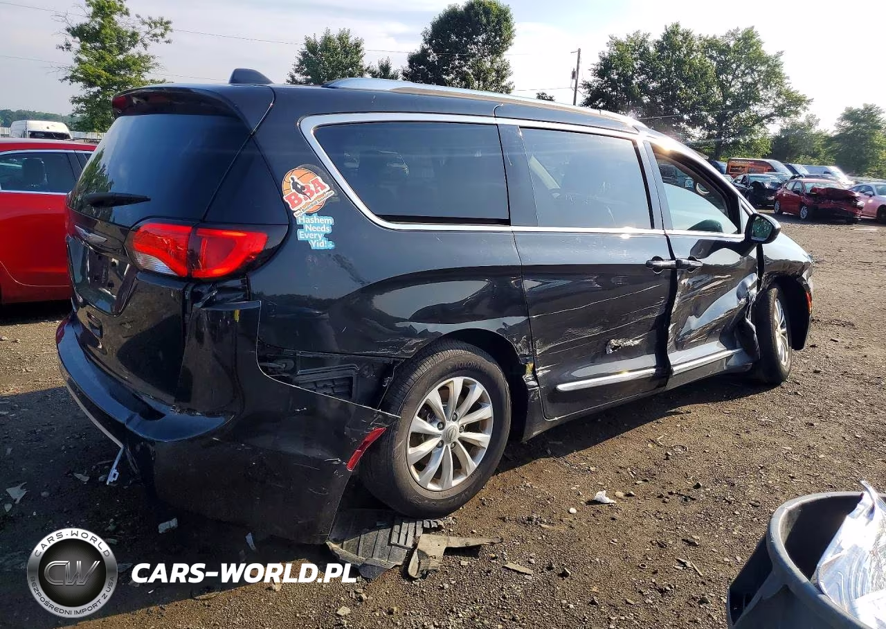 2019 Chrysler Pacifica Touring L VIN:2C4RC1BG9KR526084 - 3