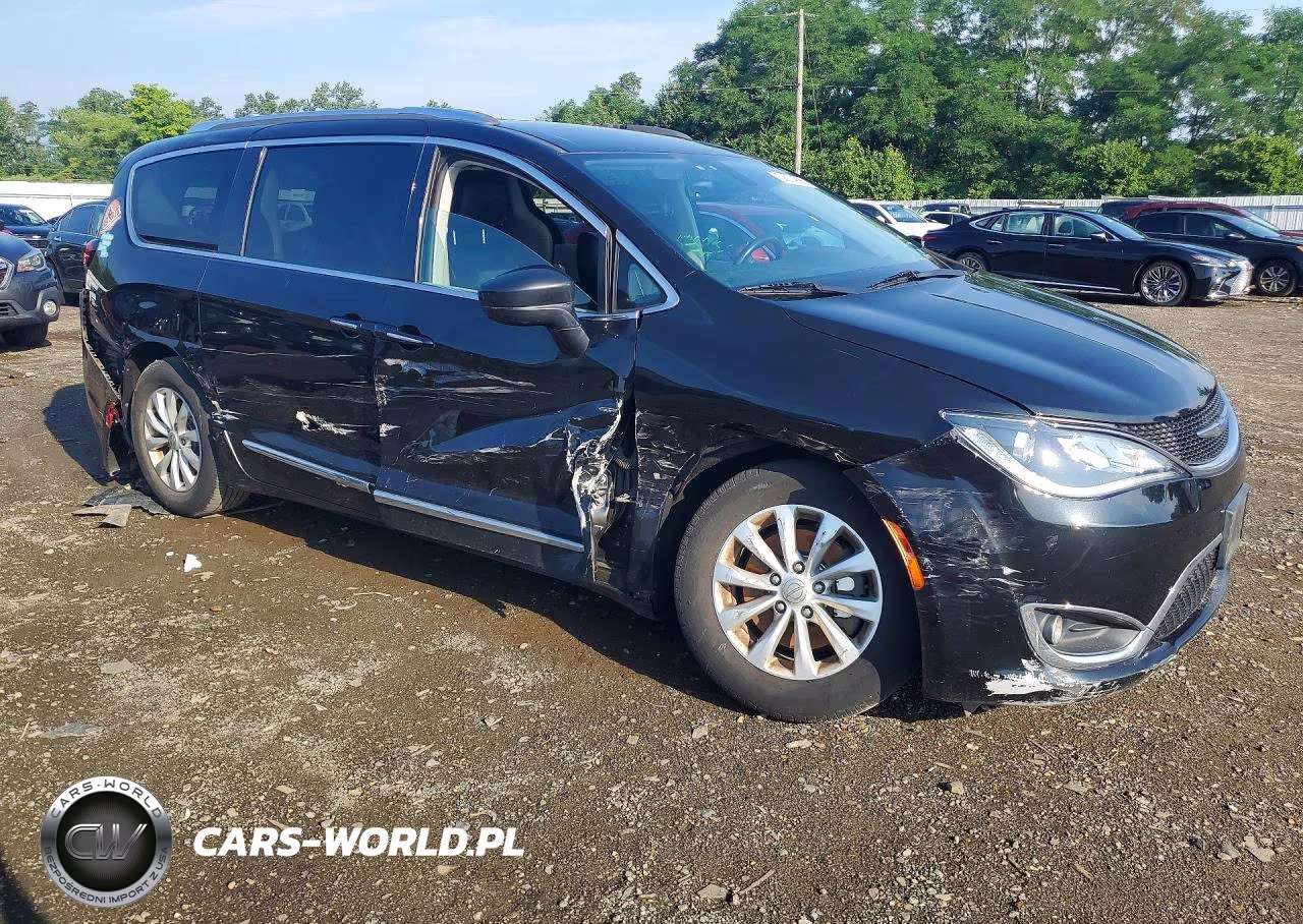 2019 Chrysler Pacifica Touring L VIN:2C4RC1BG9KR526084 - 4