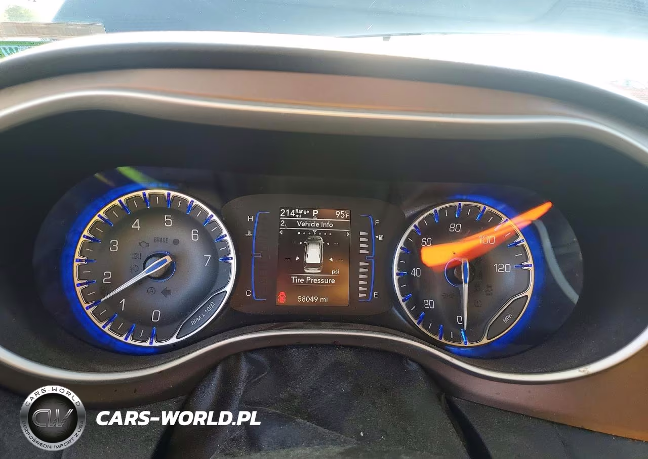2019 Chrysler Pacifica Touring L VIN:2C4RC1BG9KR526084 - 9