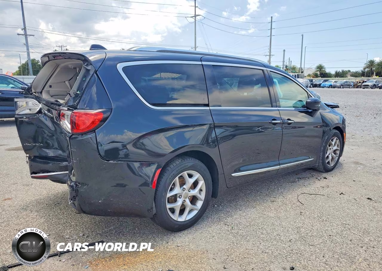 2017 Chrysler Pacifica Touring L Plus VIN:2C4RC1EG3HR537103 - 3