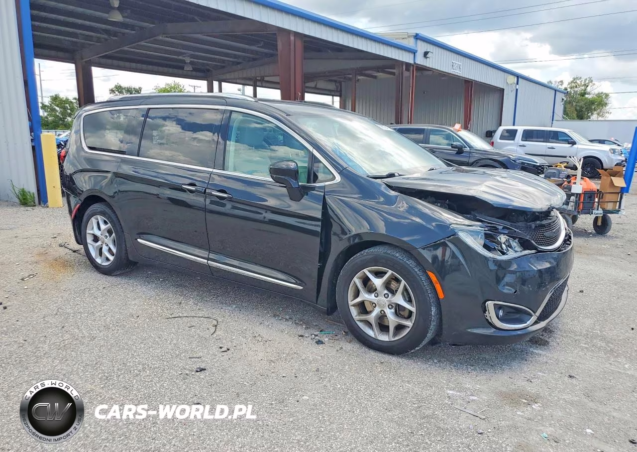 2017 Chrysler Pacifica Touring L Plus VIN:2C4RC1EG3HR537103 - 4