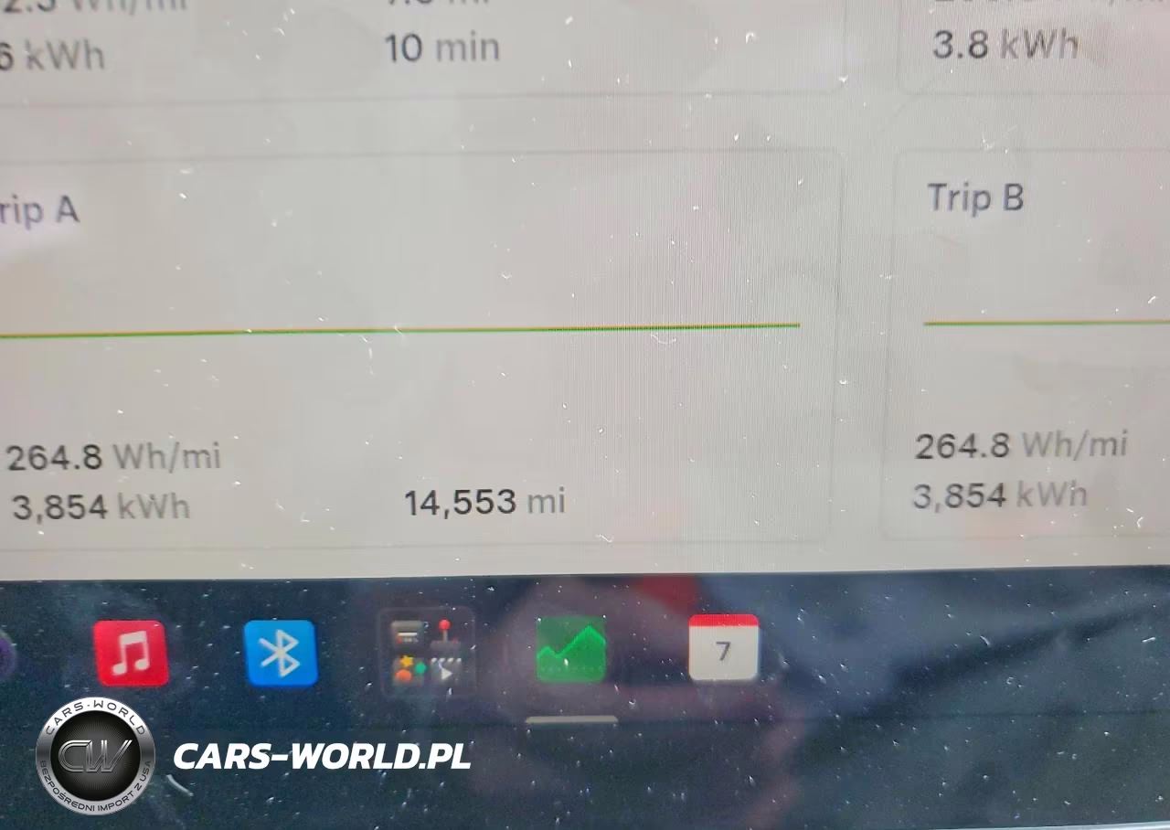 2025 Tesla Model Y VIN:7SAYGDED0SA375490 - 9