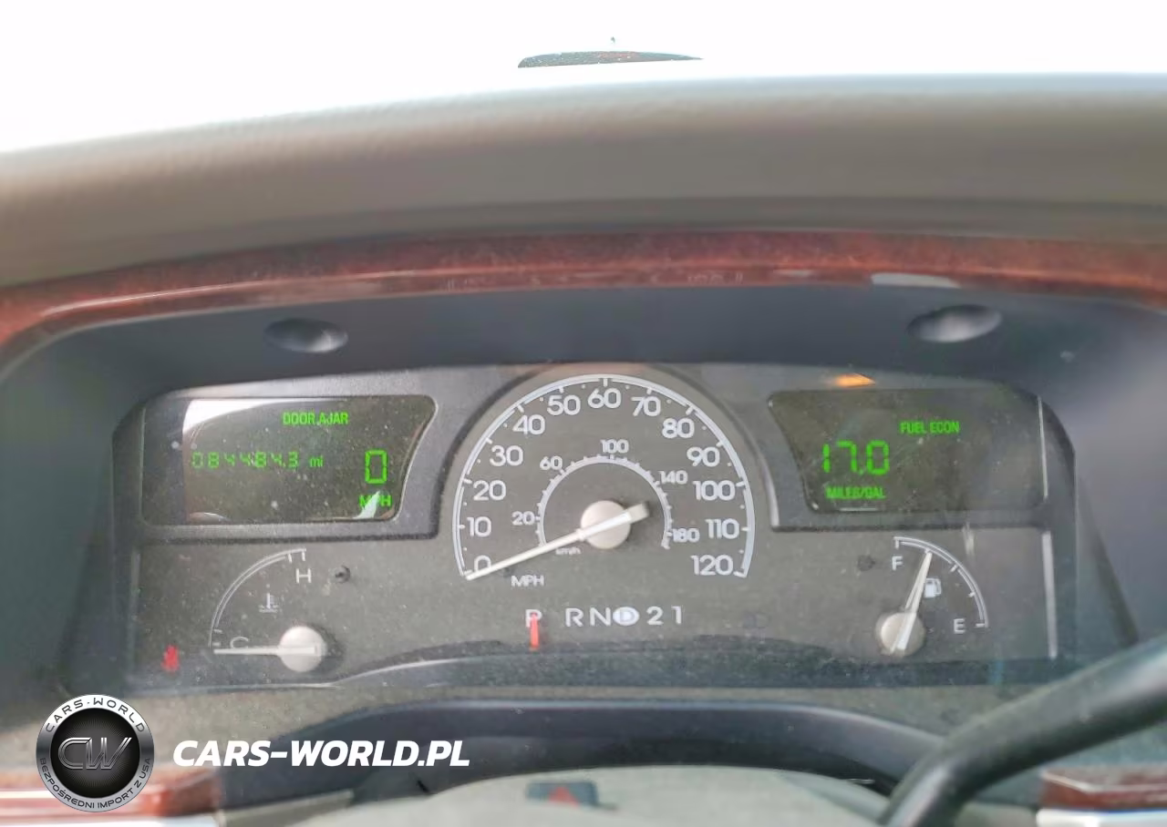 2004 Lincoln Town Car Ultimate VIN:1LNHM83W74Y675160 - 9