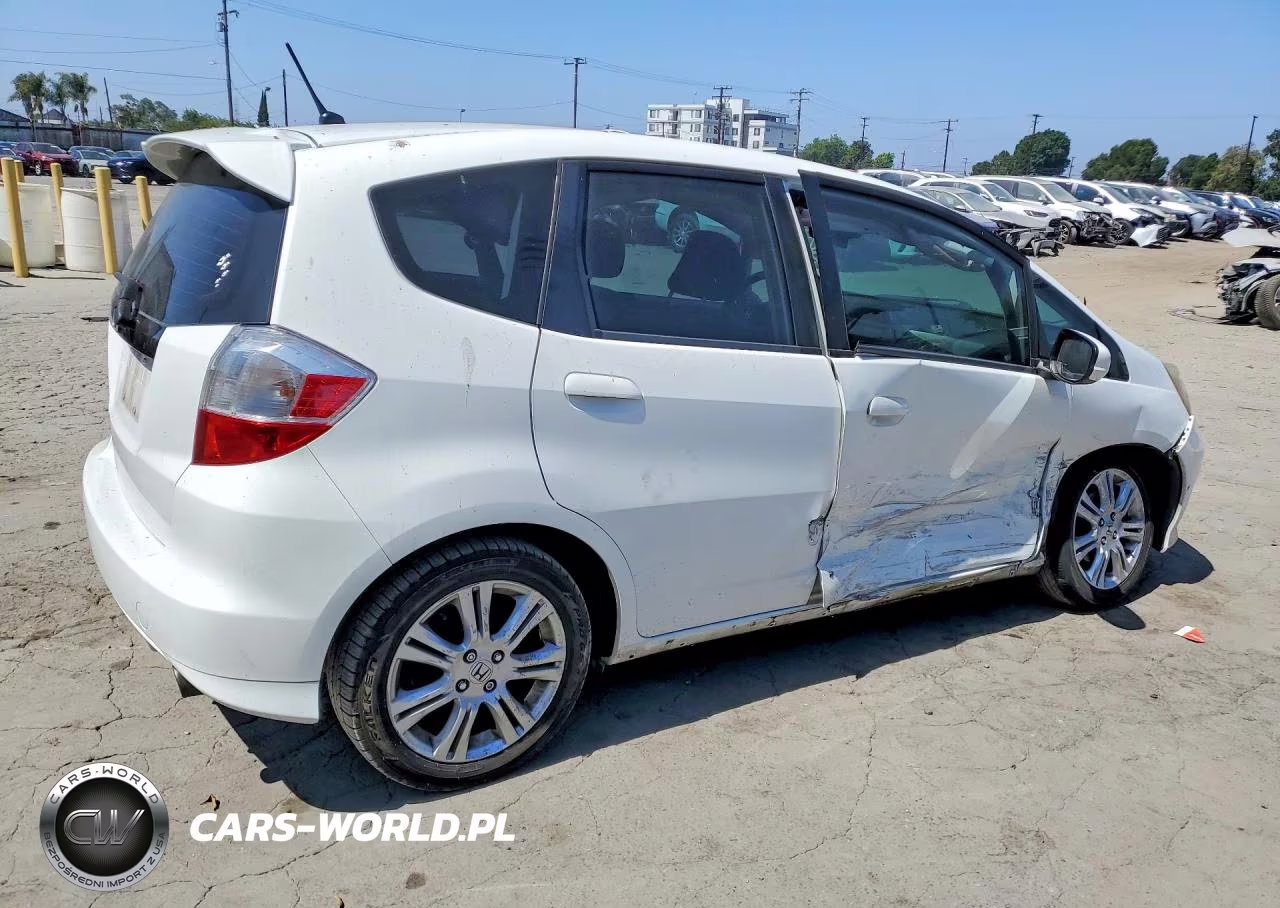 2011 Honda Fit Sport VIN:JHMGE8H54BC018015 - 3