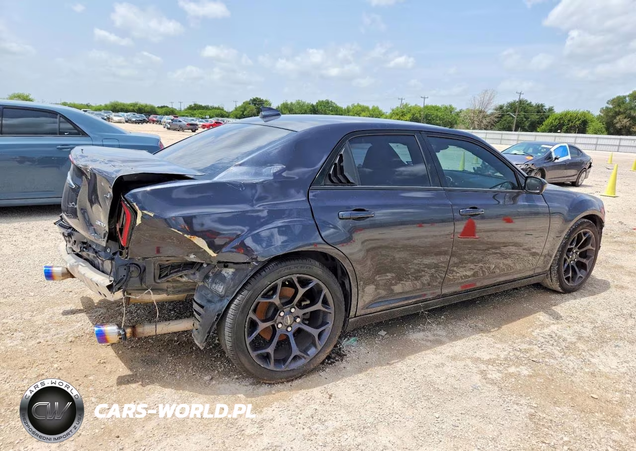2019 Chrysler 300 Touring VIN:2C3CCAAG4KH700936 - 3