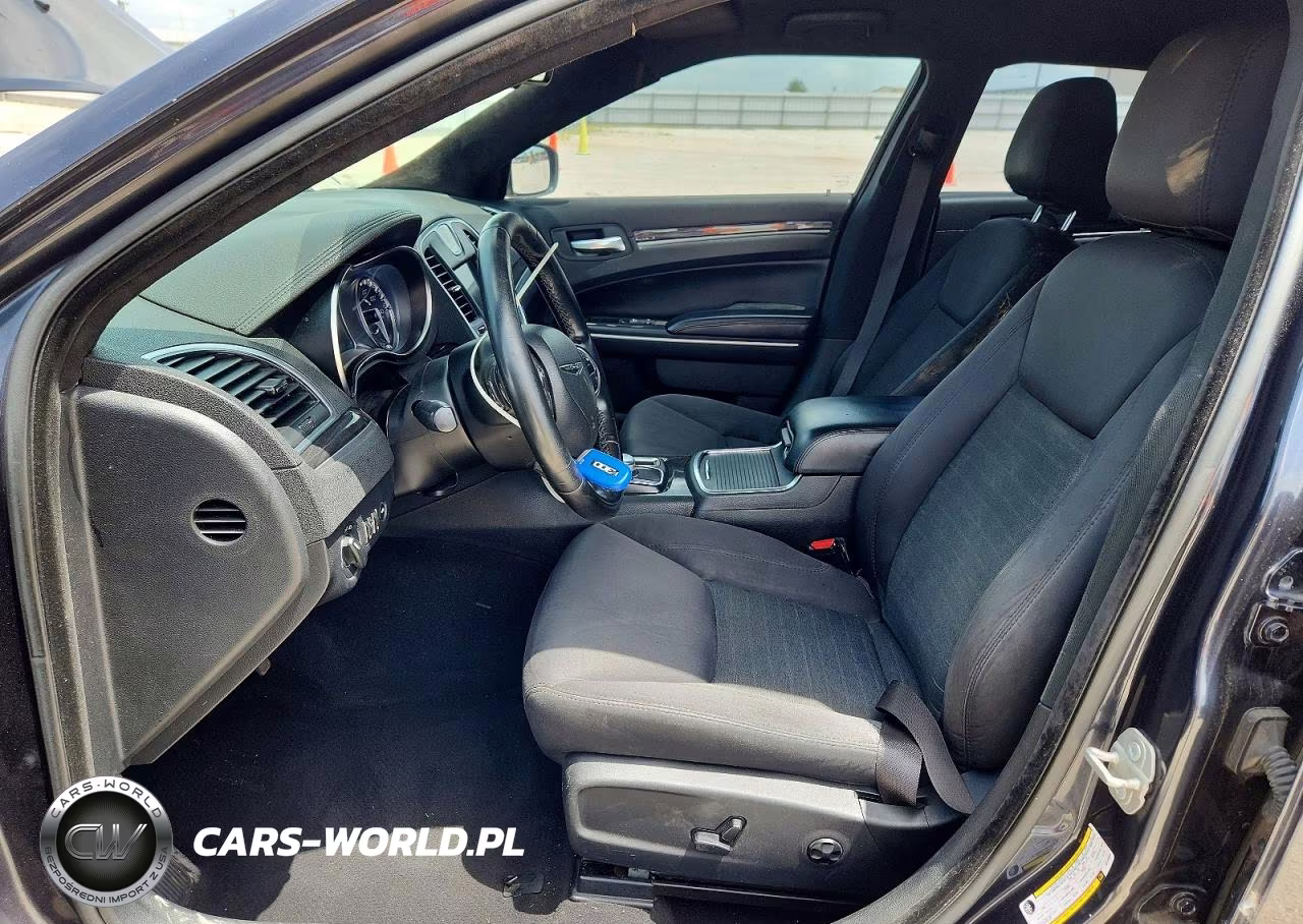 2019 Chrysler 300 Touring VIN:2C3CCAAG4KH700936 - 7