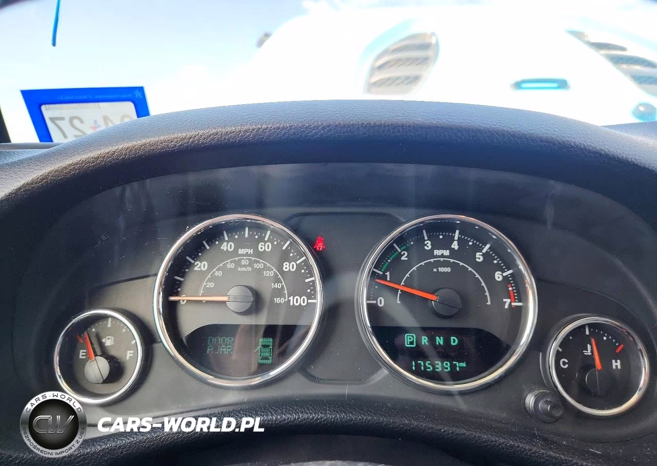 2017 Jeep Wrangler Unlimited Sahara VIN:1C4HJWEG5HL633693 - 9