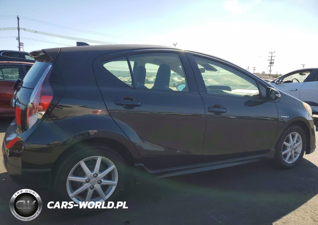 2017 Toyota Prius C One VIN:JTDKDTB34H1592627 - 3