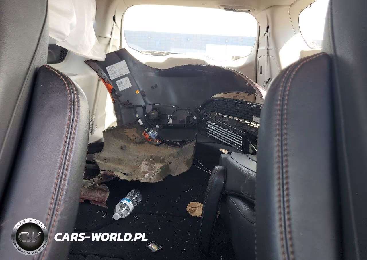 2019 Chrysler Pacifica Touring L Plus VIN:2C4RC1EG9KR644082 - 10