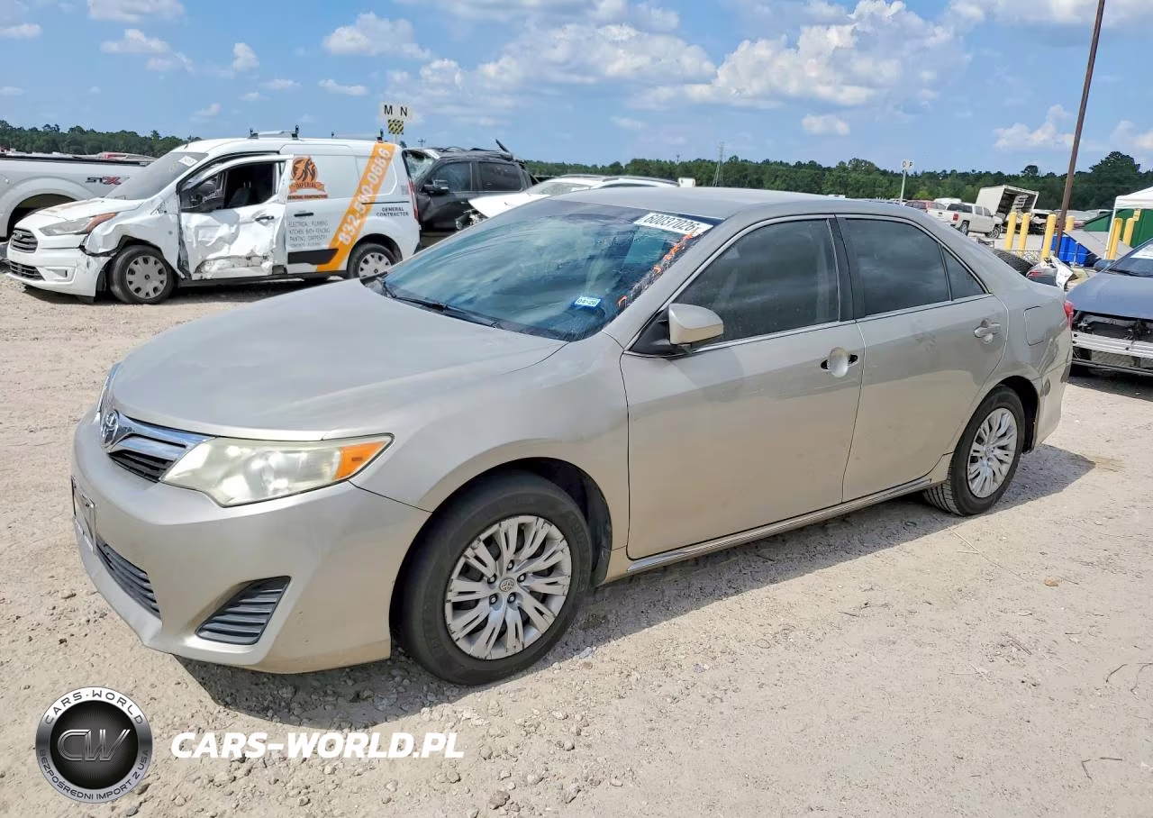 2014 Toyota Camry Le – zdjęcie 1 z 12