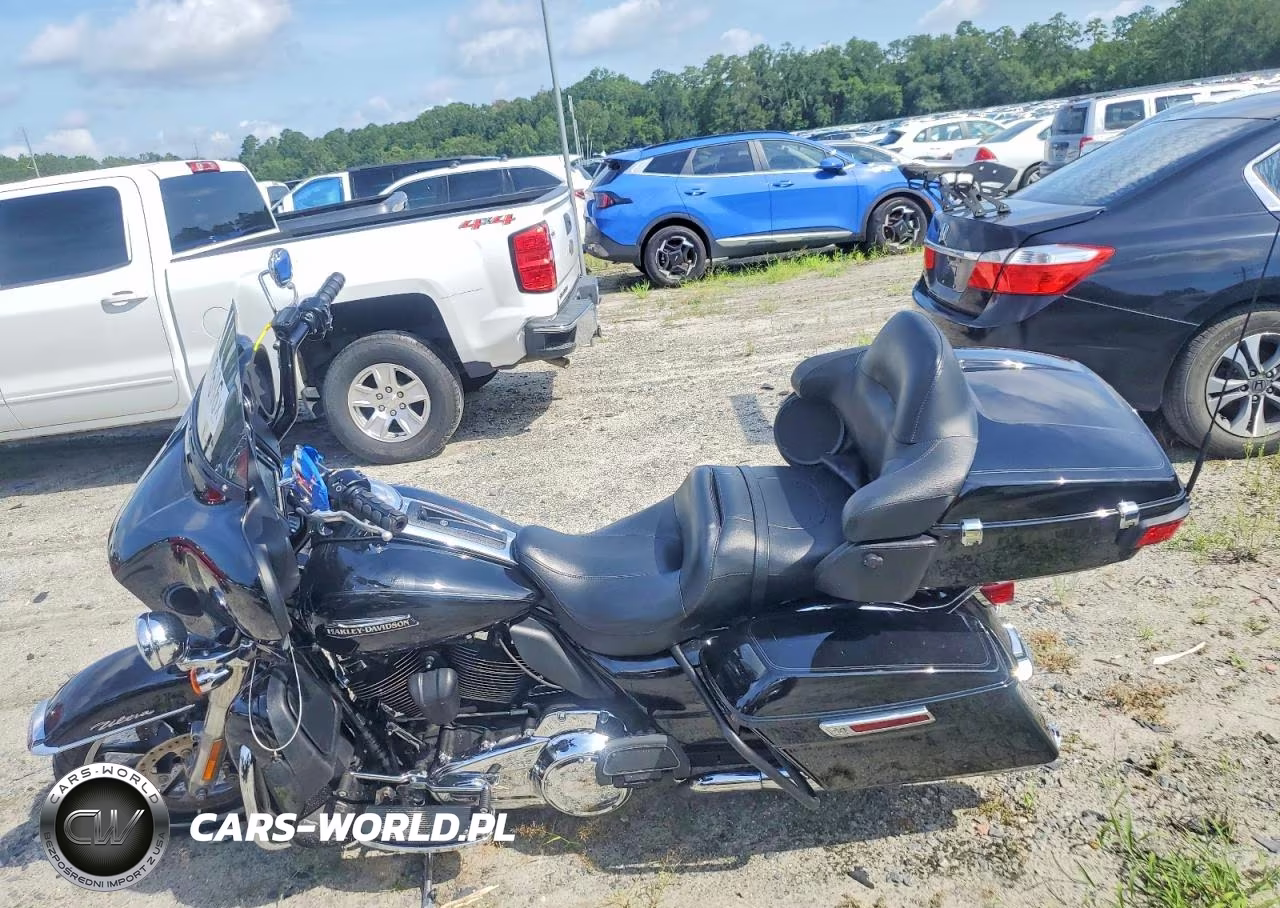 2018 Harley-Davidson Flhtcu Ultra Classic Electra Glide VIN:1HD1FCC19JB619984 - 3
