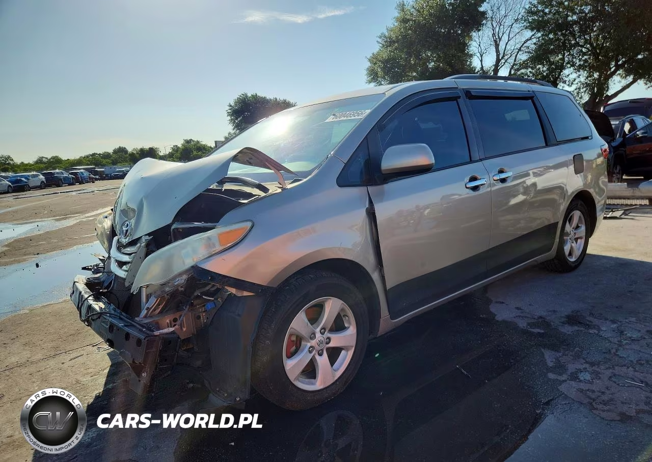 2015 Toyota Sienna Le – zdjęcie 1 z 13
