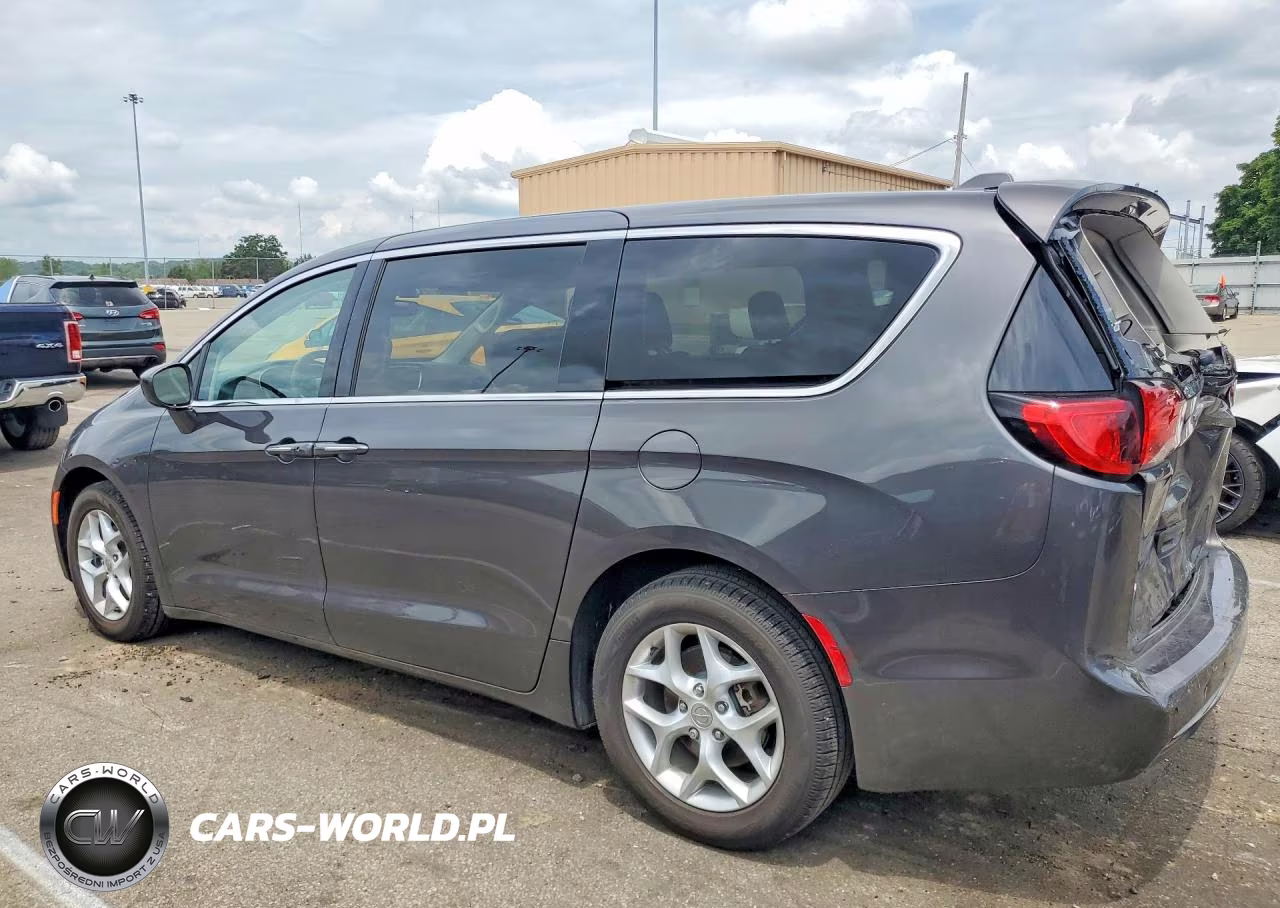 2018 Chrysler Pacifica Touring Plus VIN:2C4RC1FG9JR122985 - 2