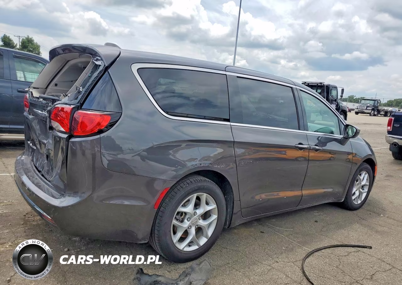 2018 Chrysler Pacifica Touring Plus VIN:2C4RC1FG9JR122985 - 3