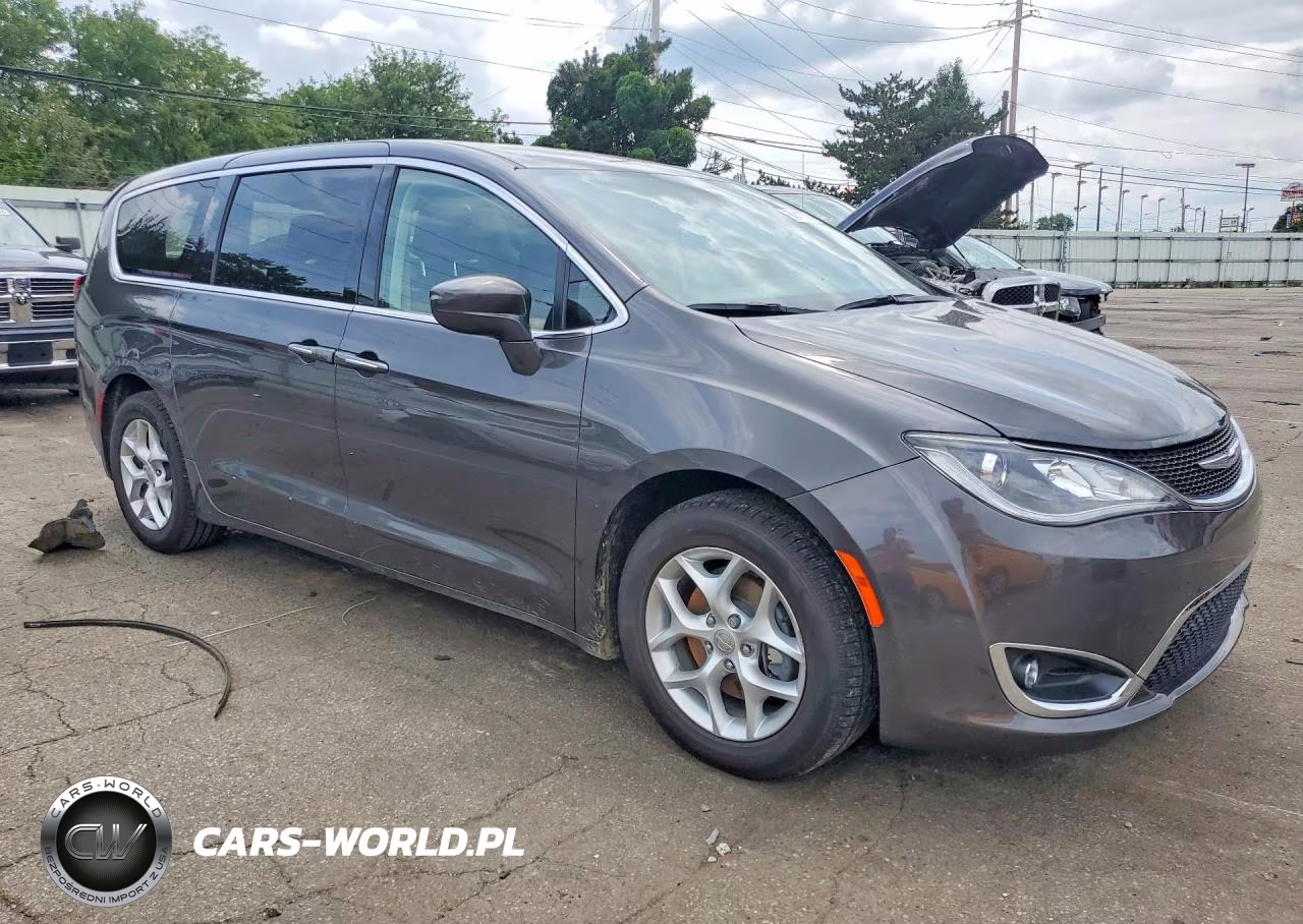 2018 Chrysler Pacifica Touring Plus VIN:2C4RC1FG9JR122985 - 4