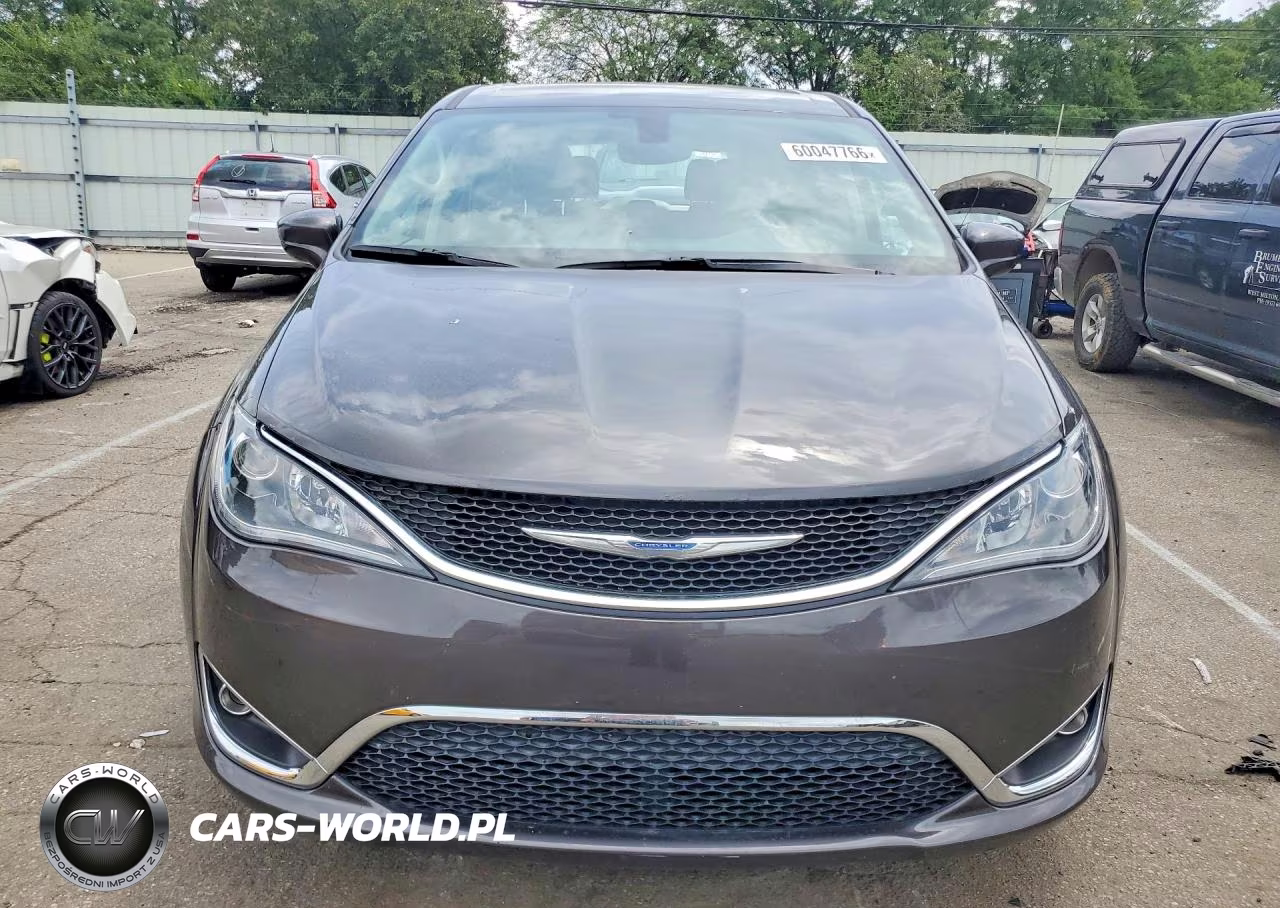 2018 Chrysler Pacifica Touring Plus VIN:2C4RC1FG9JR122985 - 5