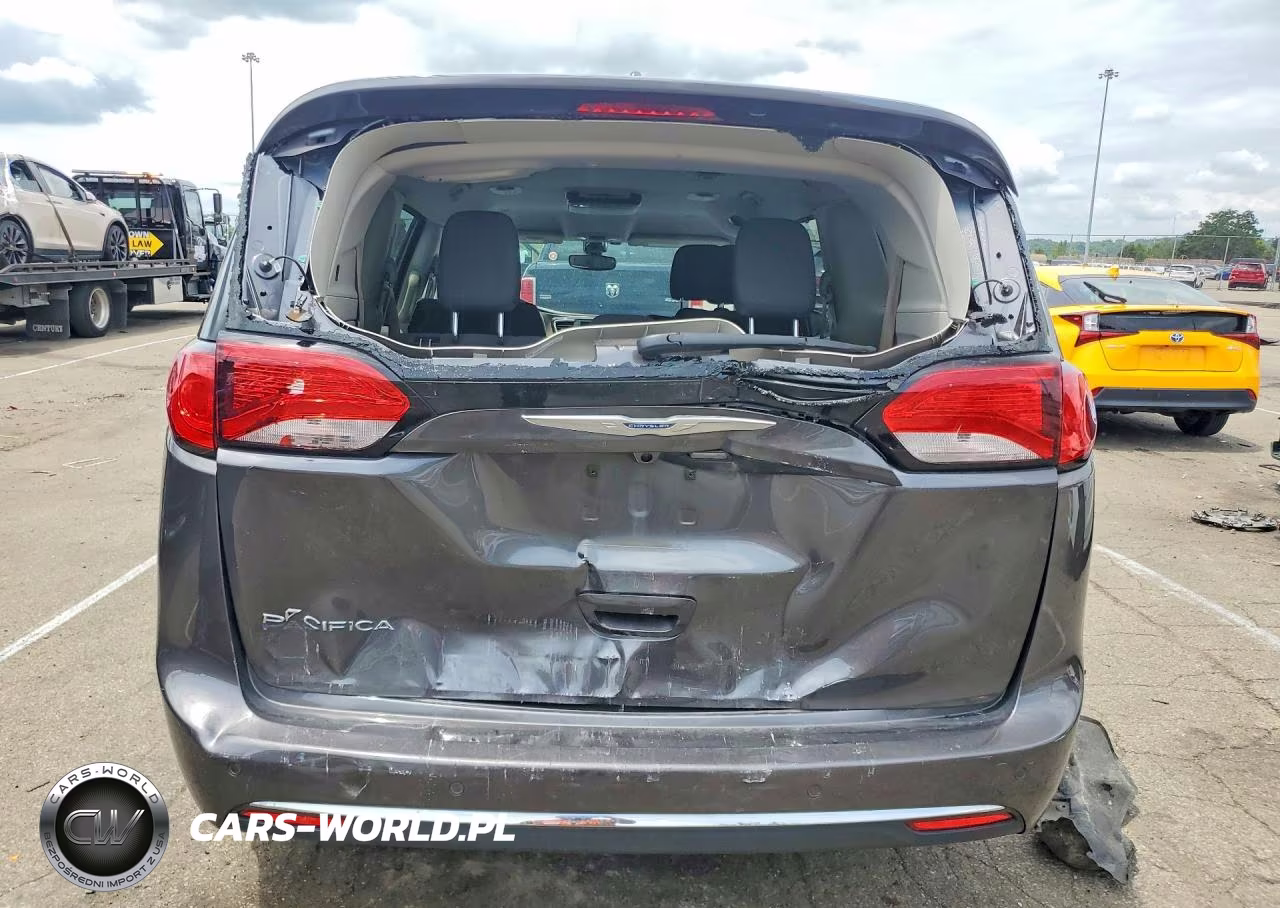 2018 Chrysler Pacifica Touring Plus VIN:2C4RC1FG9JR122985 - 6