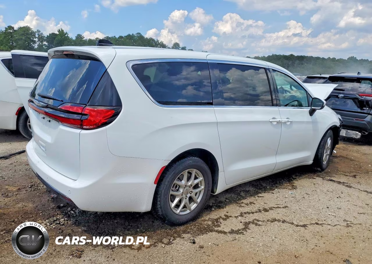 2023 Chrysler Pacifica Touring L VIN:2C4RC1BG9PR536217 - 3