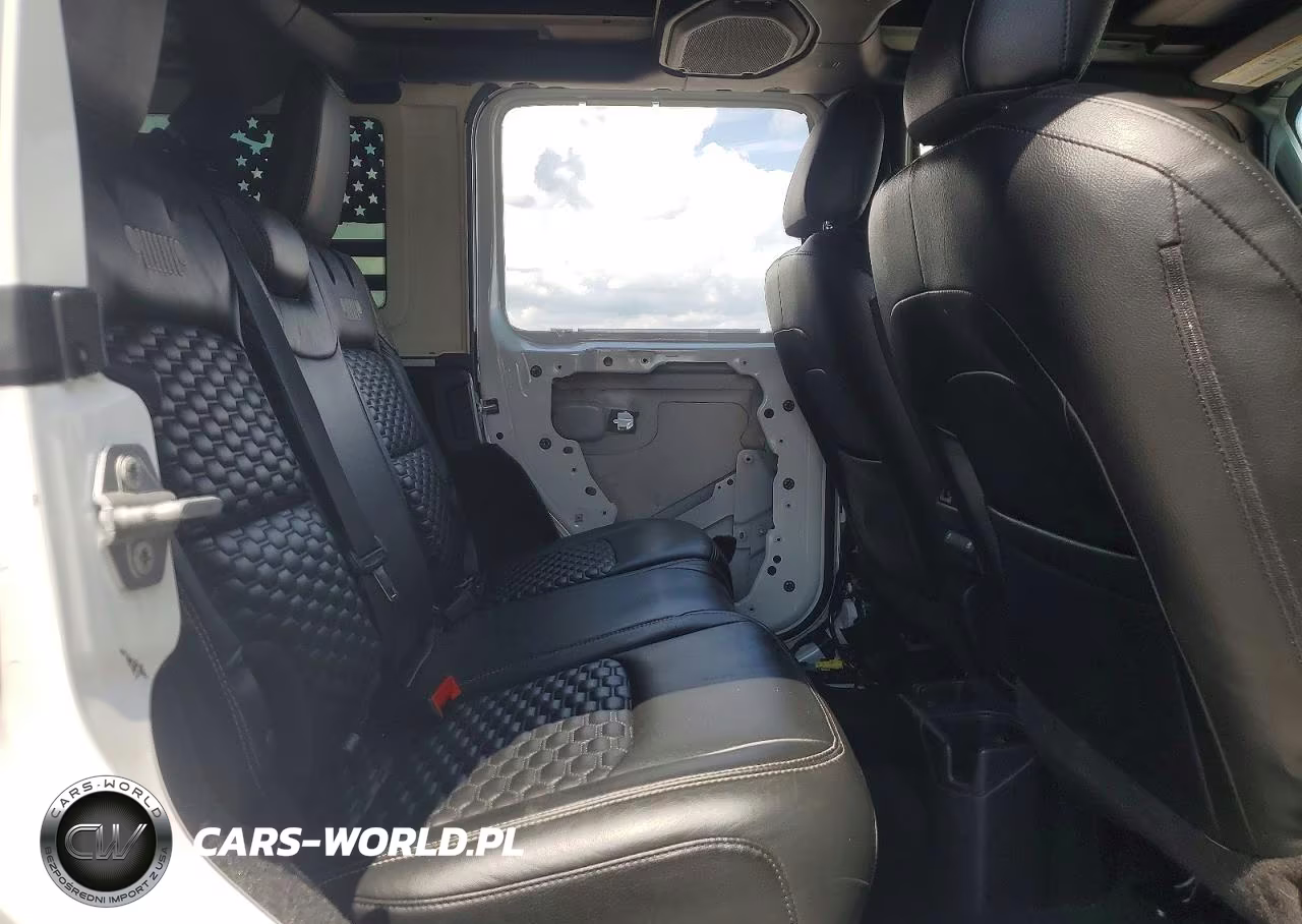 2019 Jeep Wrangler Unlimited Sahara VIN:1C4HJXEN3KW535434 - 10