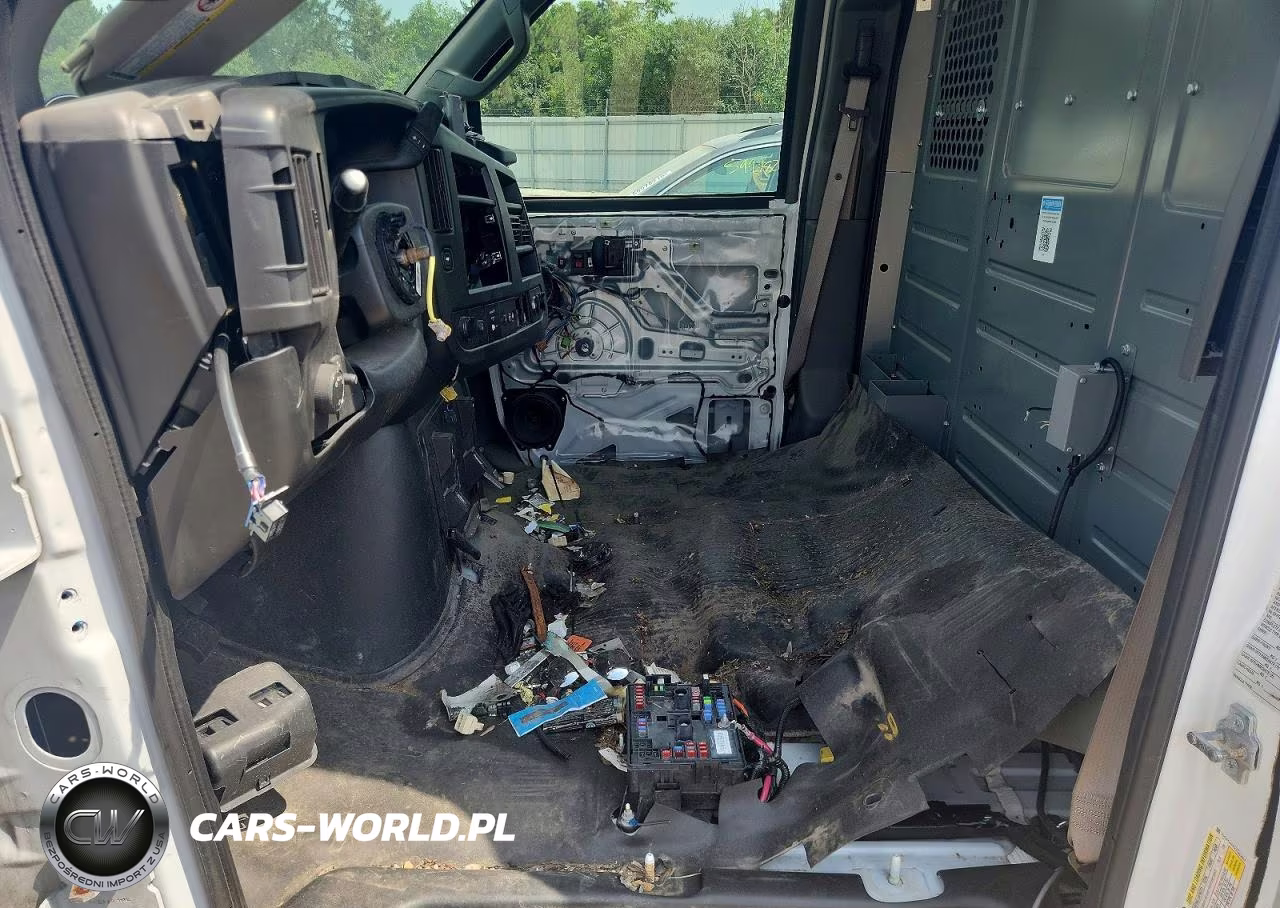2018 Chevrolet Express G2500 VIN:1GCWGAFPXJ1319823 - 7