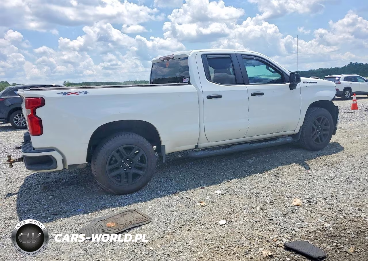 2020 Chevrolet Silverado K1500 Custom VIN:1GCRYBEKXLZ161476 - 3