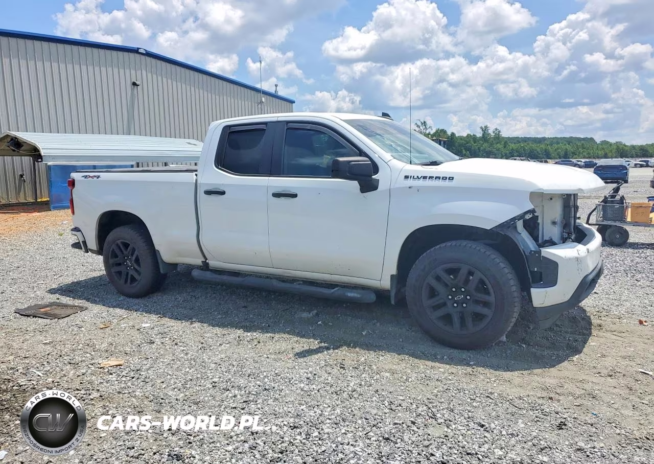 2020 Chevrolet Silverado K1500 Custom VIN:1GCRYBEKXLZ161476 - 4