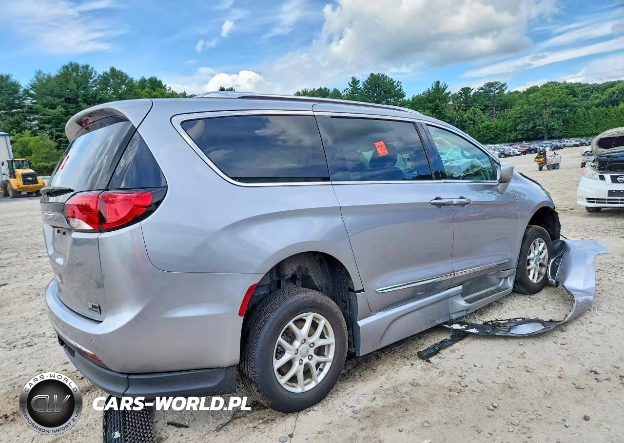 2020 Chrysler Pacifica Touring L VIN:2C4RC1BG7LR158053 - 3