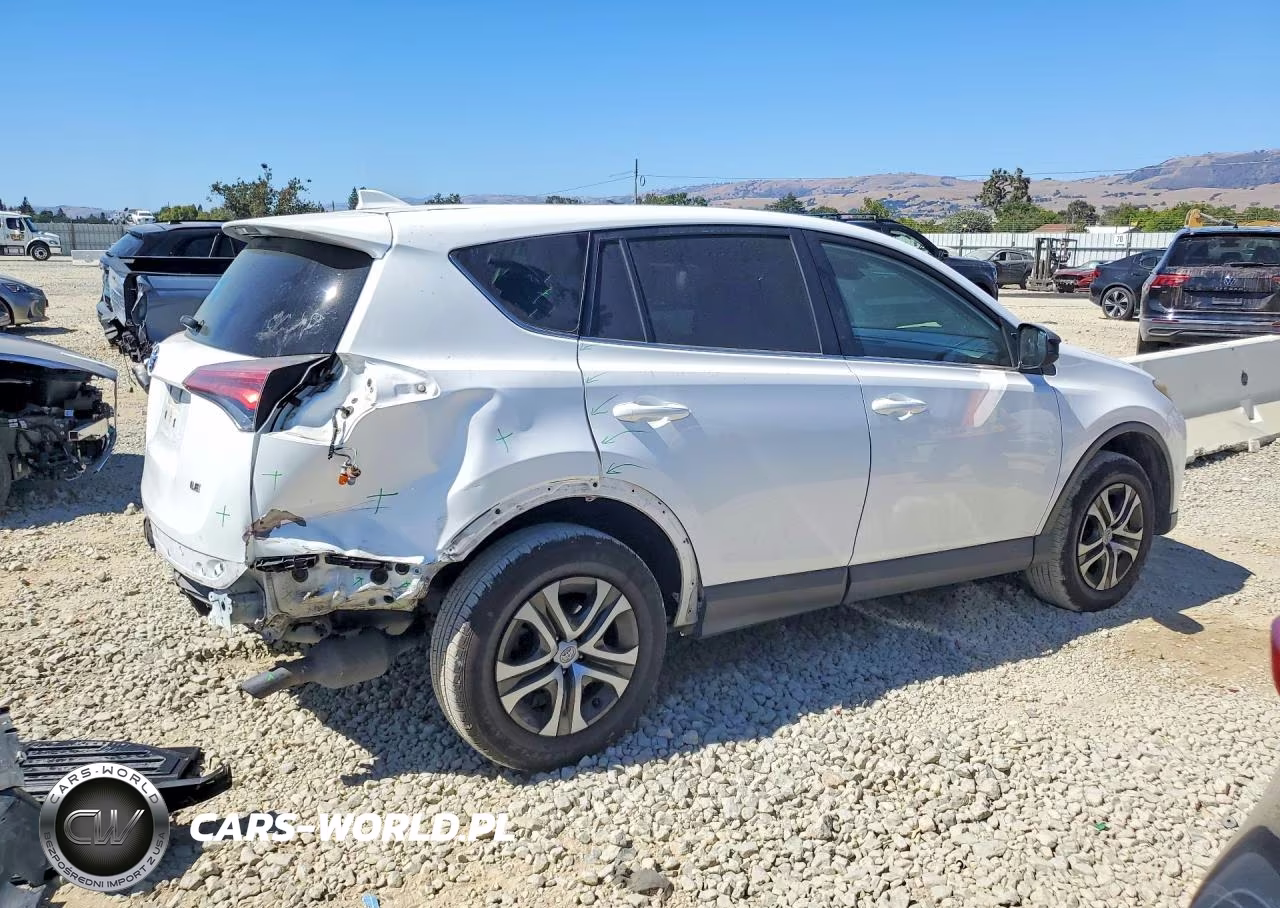 2018 Toyota Rav4 Le VIN:2T3ZFREV0JW459931 - 3