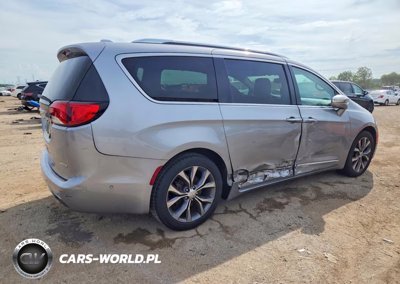 2018 Chrysler Pacifica Limited VIN:2C4RC1GGXJR112609 - 3