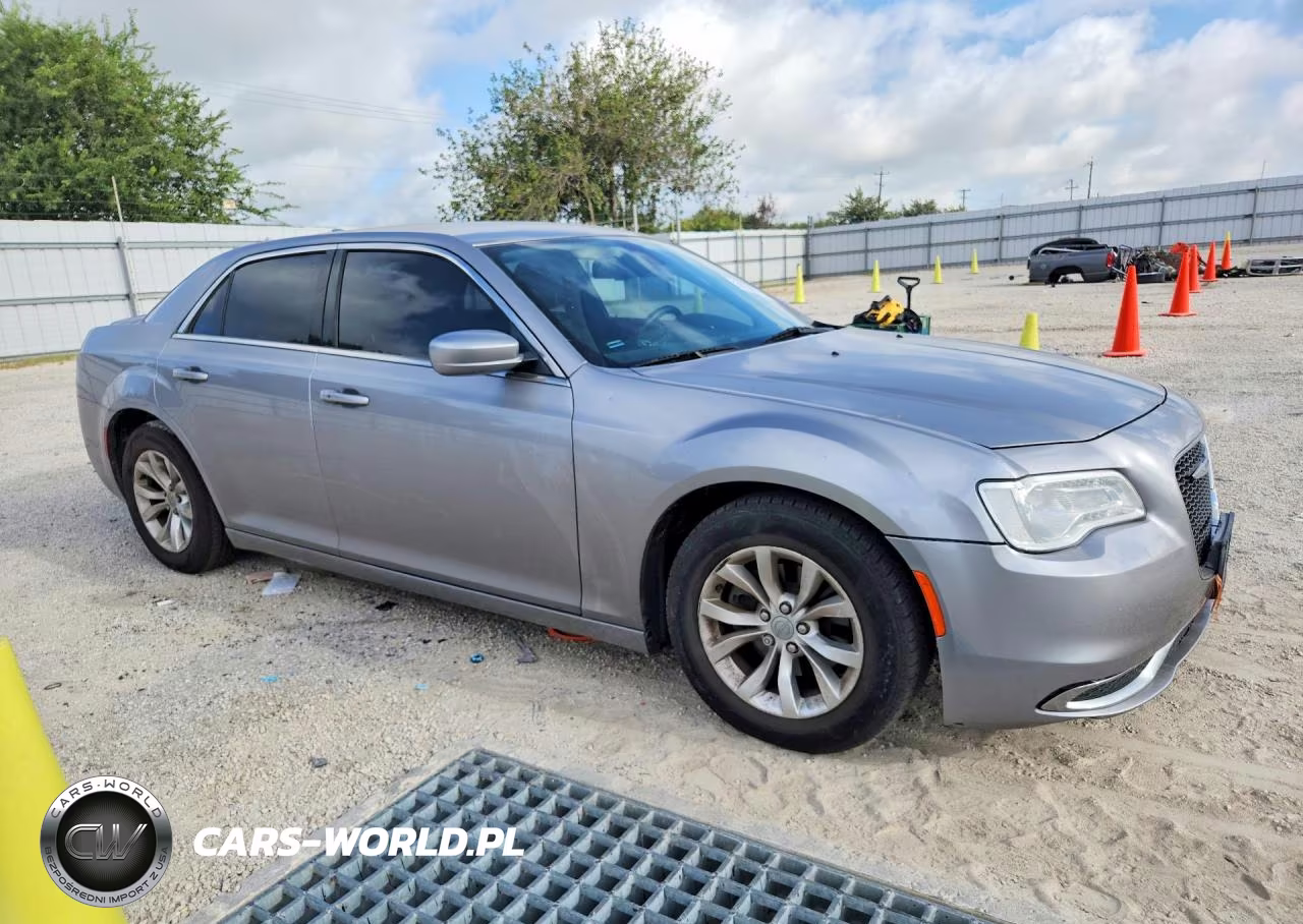2015 Chrysler 300 Limited VIN:2C3CCAAGXFH763254 - 4