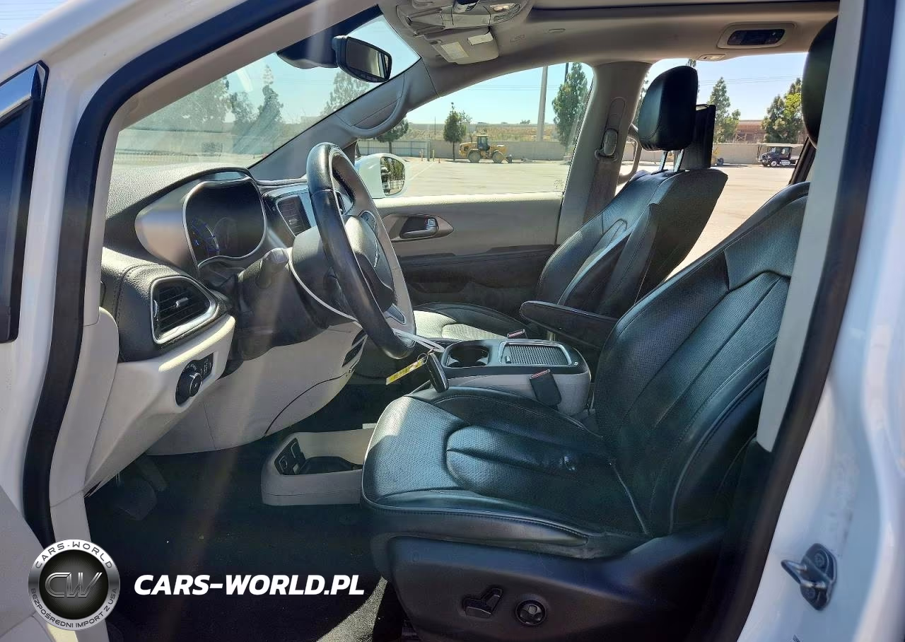 2018 Chrysler Pacifica Hybrid Limited VIN:2C4RC1N75JR230179 - 7