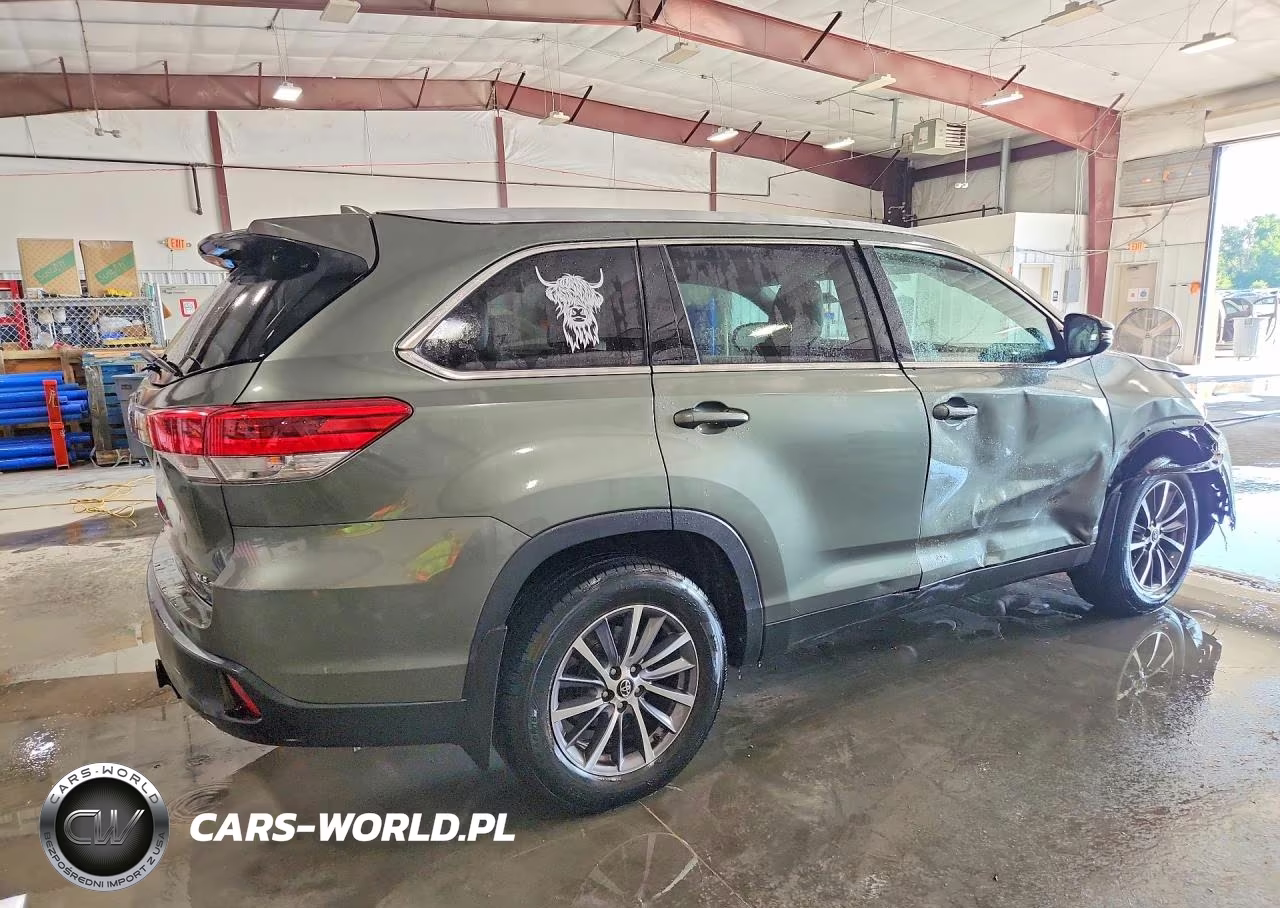 2019 Toyota Highlander Xle VIN:5TDJZRFH7KS979592 - 3