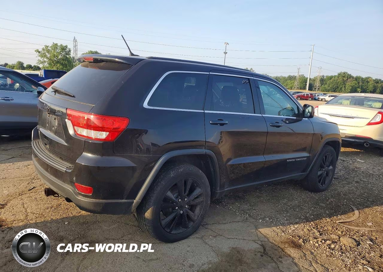 2012 Jeep Grand Cherokee Laredo VIN:1C4RJFAGXCC349950 - 3