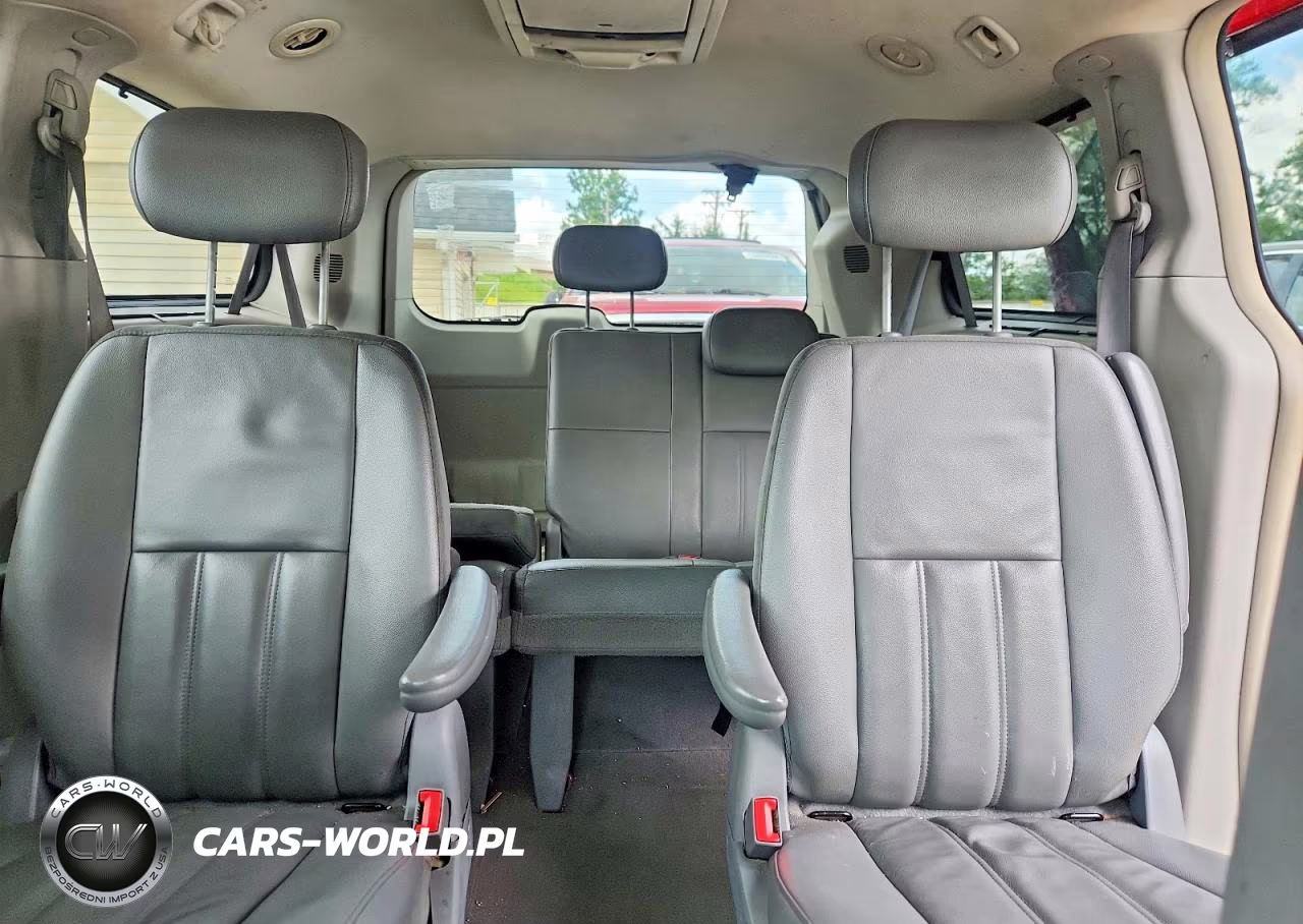 2010 Chrysler Town & Country Touring VIN:2A4RR5D17AR126628 - 10
