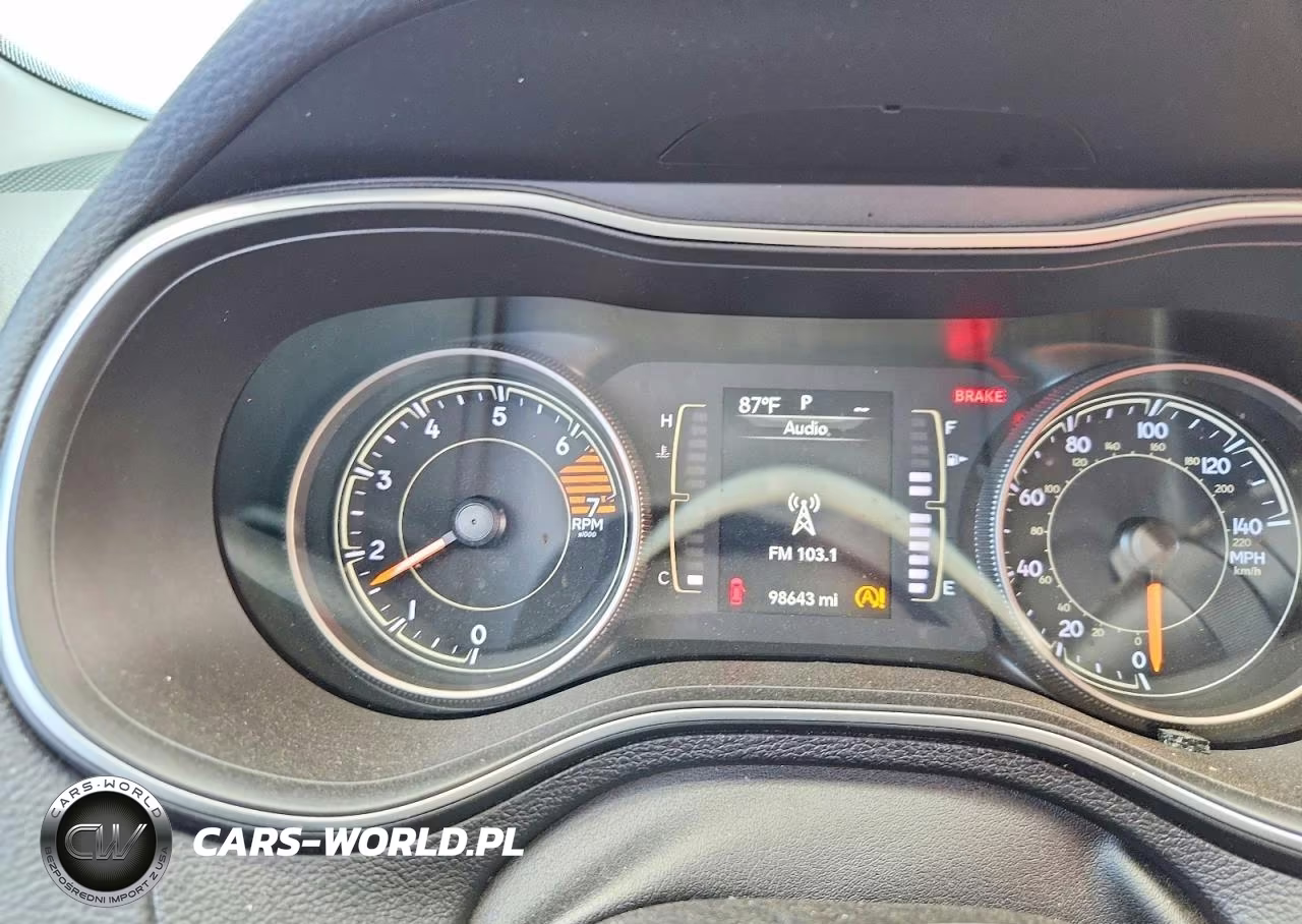 2019 Jeep Cherokee Latitude Plus VIN:1C4PJLLBXKD377036 - 9