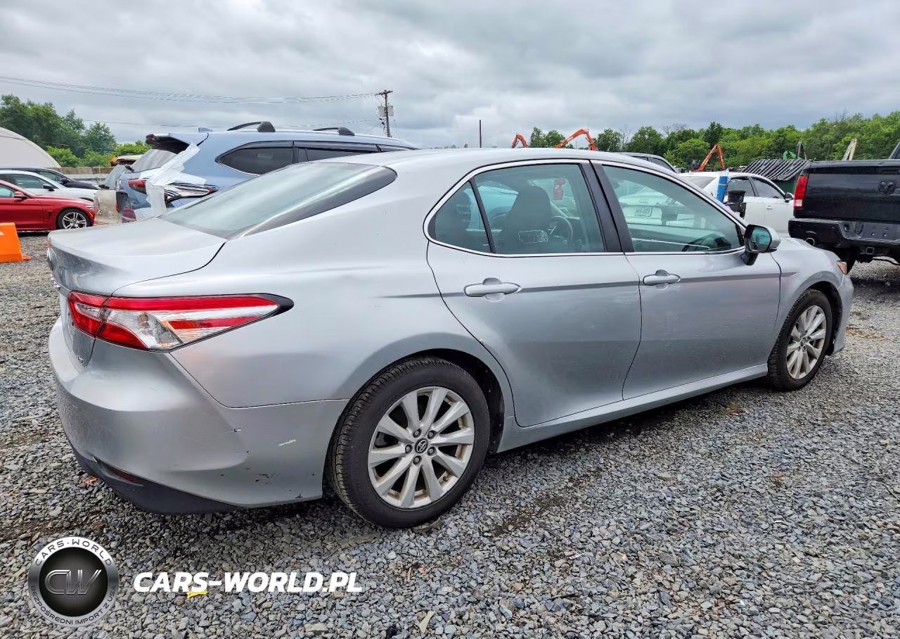 2018 Toyota Camry Le VIN:4T1B11HK6JU075468 - 3